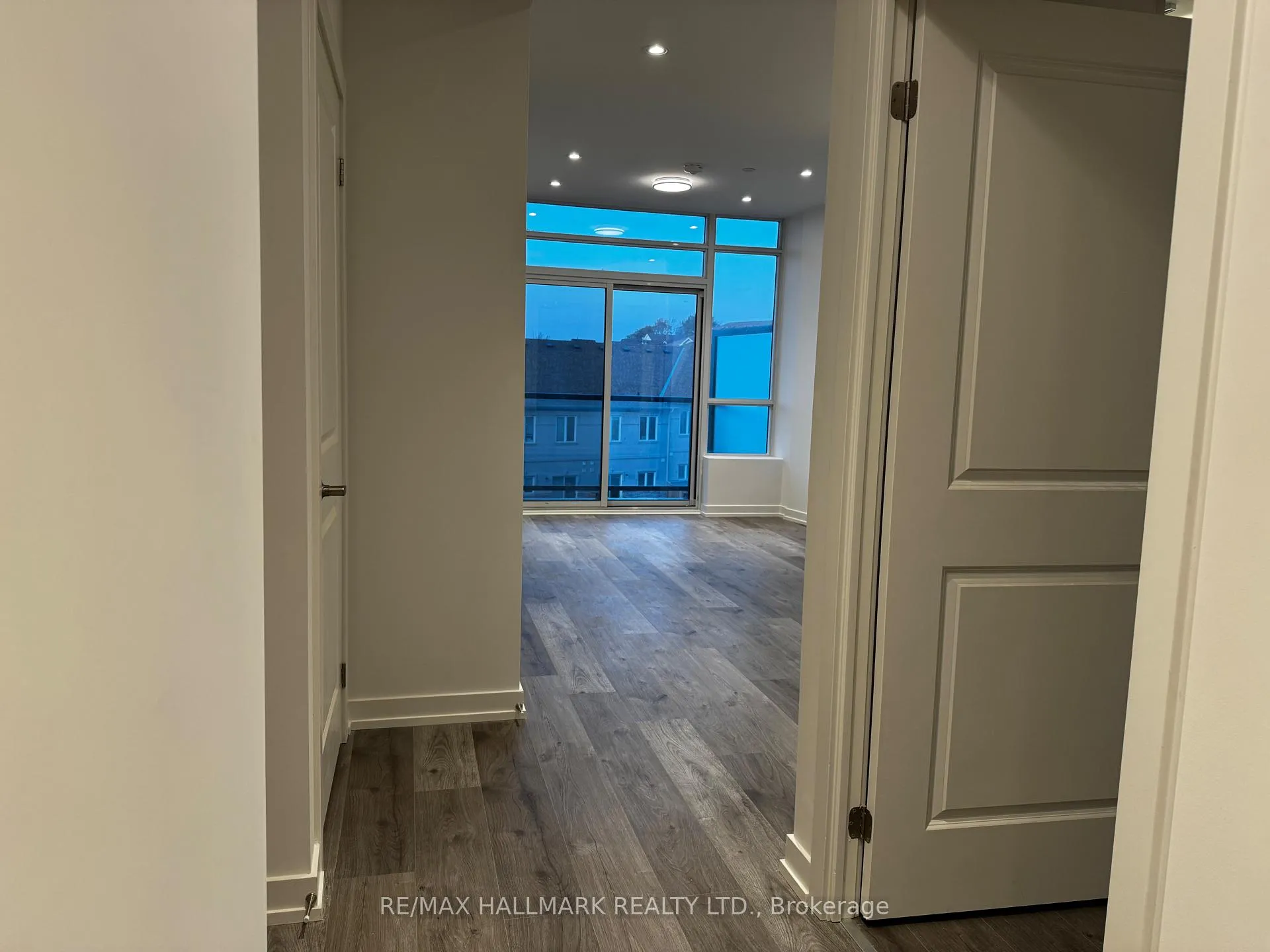 Photo 4 of Unit 323, 1010 Dundas Street E, Whitby, Blue Grass Meadows — HOMEH