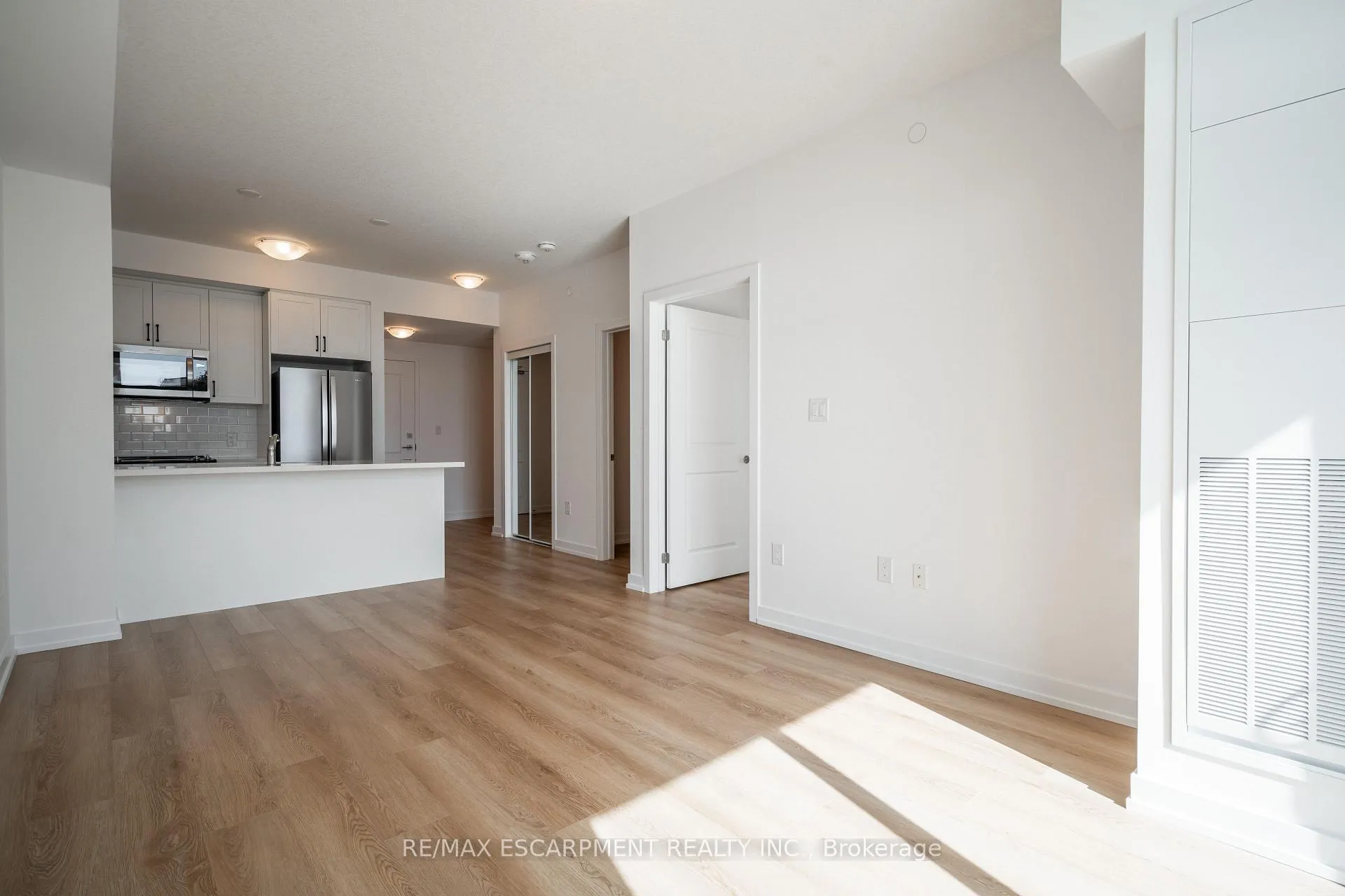 Photo 2 of Unit 228, 10 Mallard Trail, Hamilton, Waterdown — HOMEH