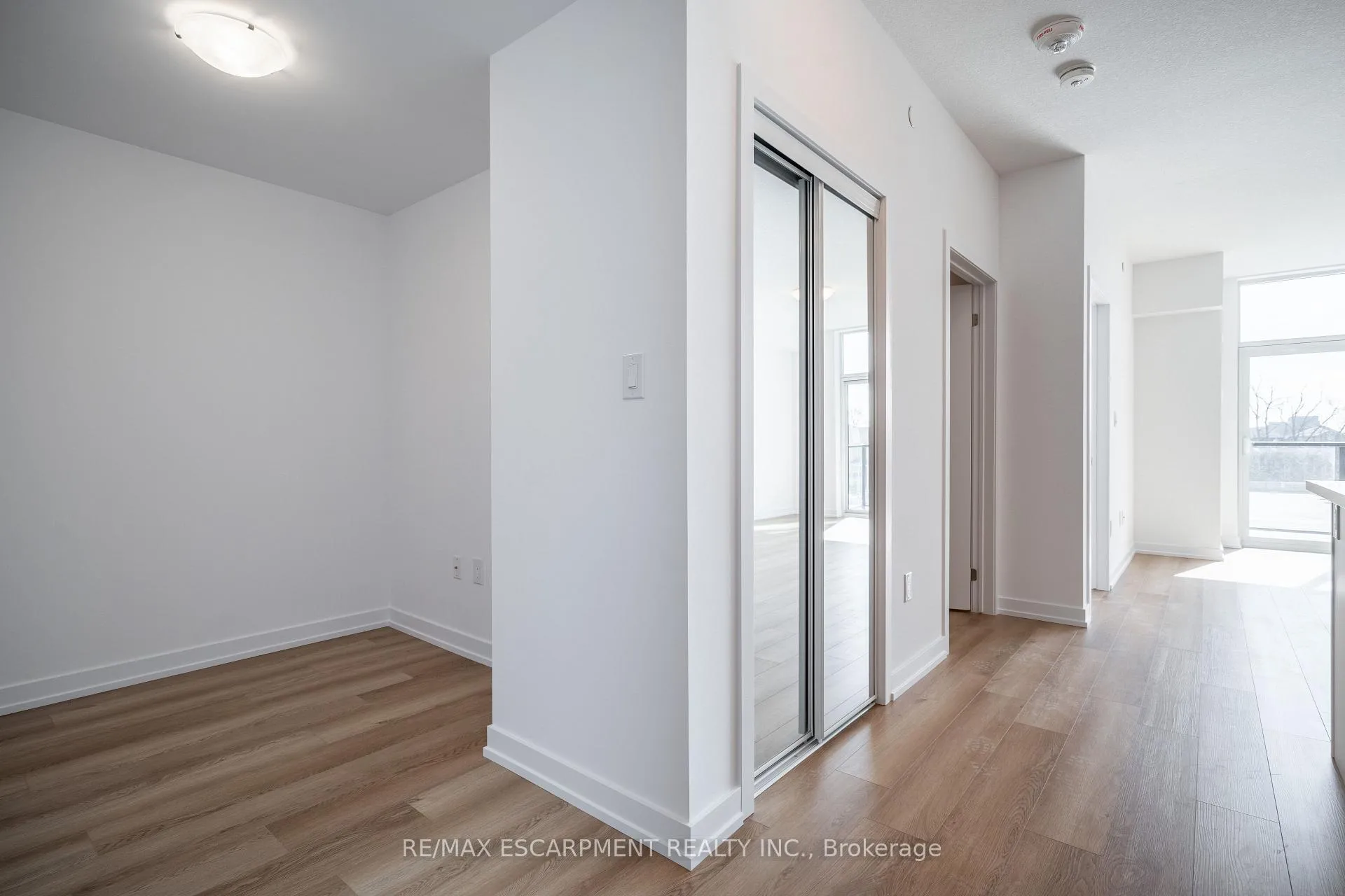 Photo 3 of Unit 228, 10 Mallard Trail, Hamilton, Waterdown — HOMEH