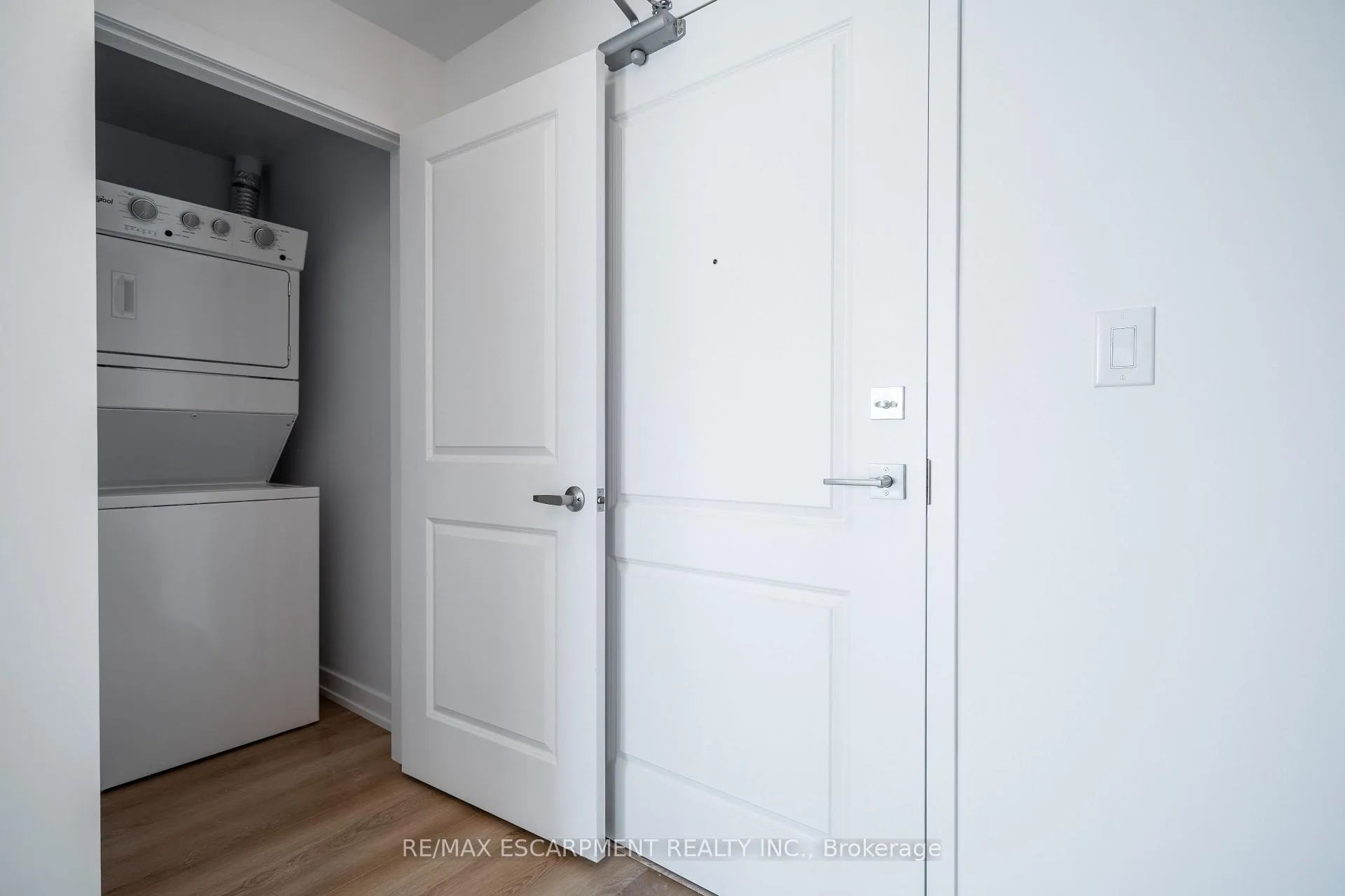 Photo 4 of Unit 228, 10 Mallard Trail, Hamilton, Waterdown — HOMEH