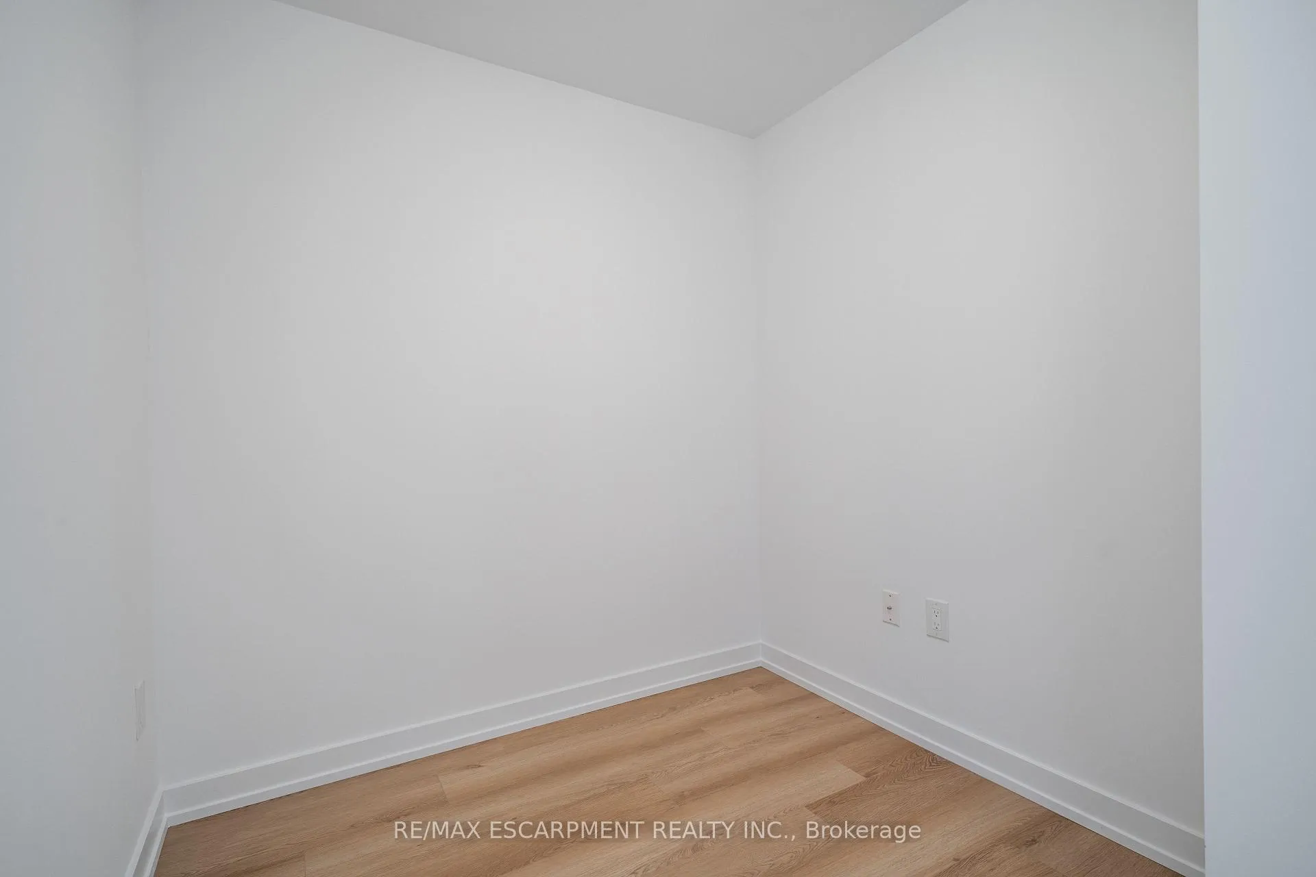 Photo 5 of Unit 228, 10 Mallard Trail, Hamilton, Waterdown — HOMEH