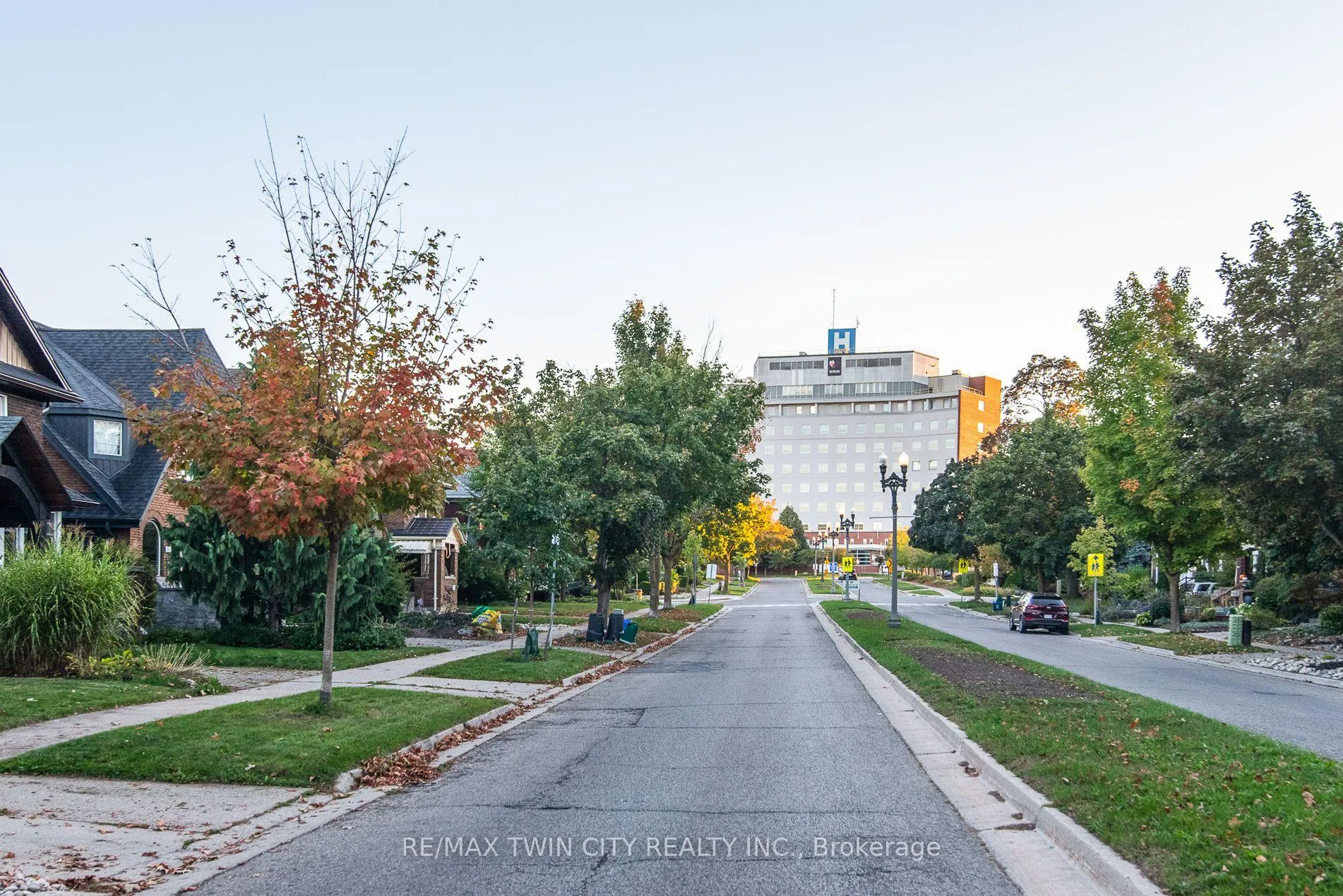Photo 2 of 839 Queens Boulevard, Kitchener — HOMEH