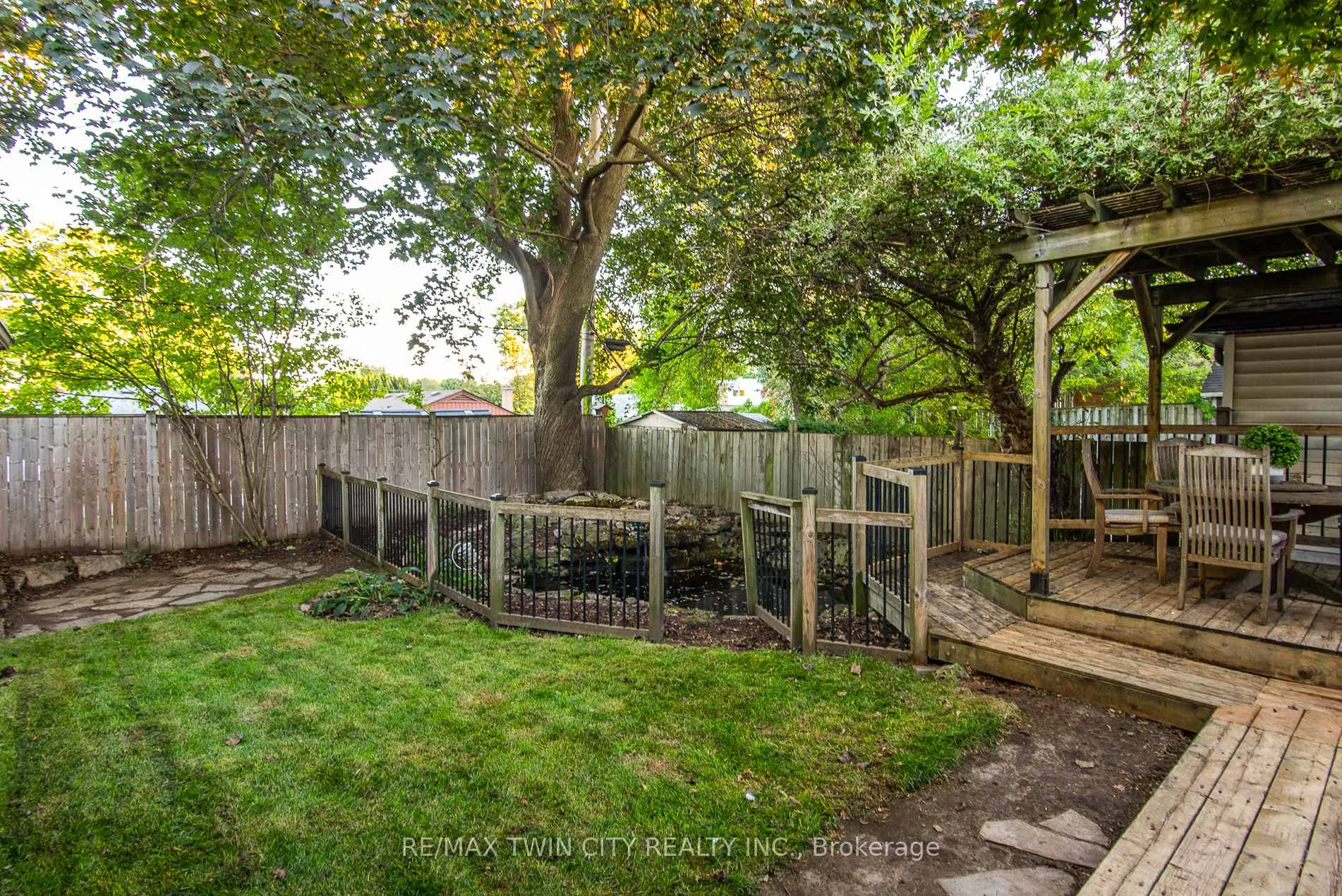 Photo 3 of 839 Queens Boulevard, Kitchener — HOMEH