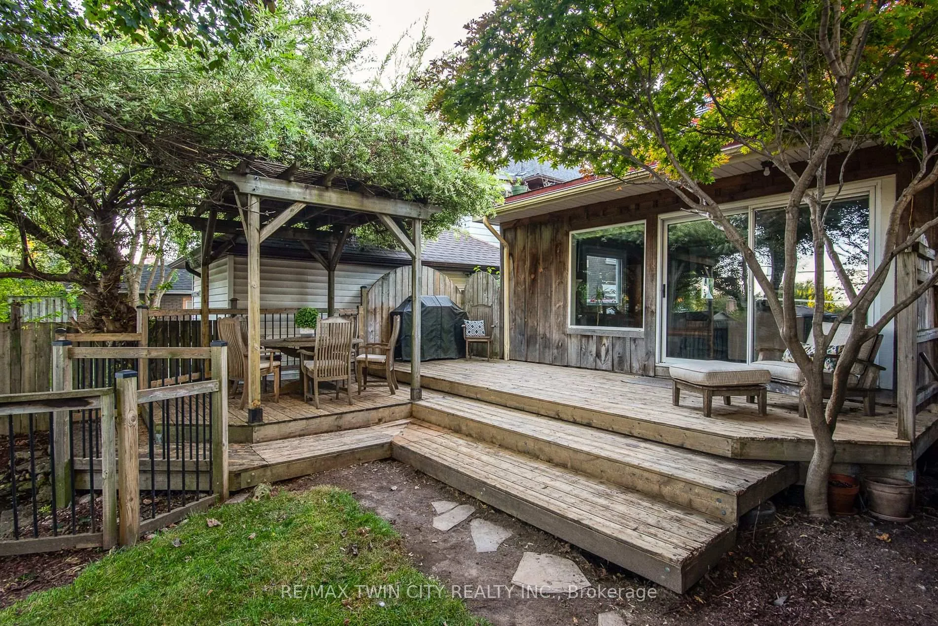 Photo 4 of 839 Queens Boulevard, Kitchener — HOMEH