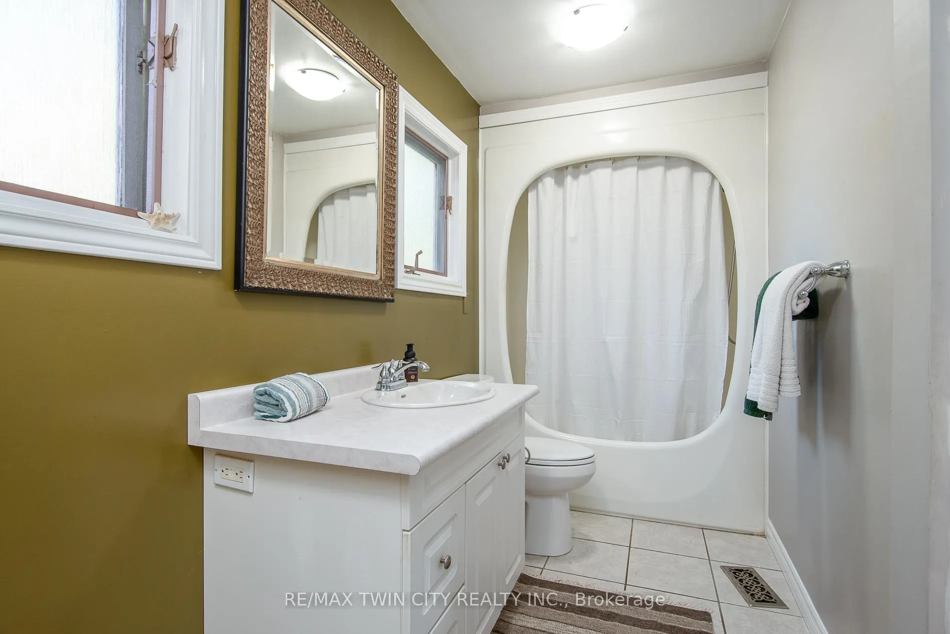 Photo 12 of 839 Queens Boulevard, Kitchener — HOMEH