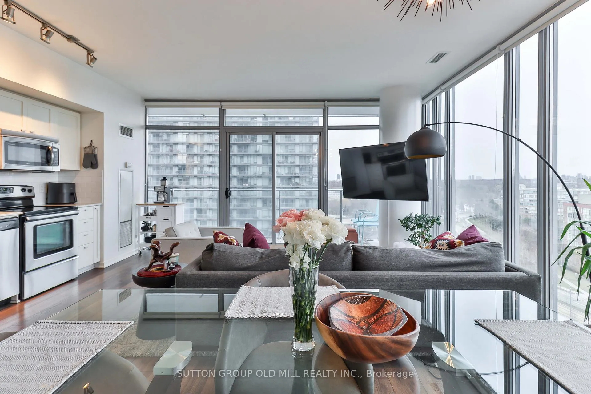 Front of Unit 1313, 103 The Queensway