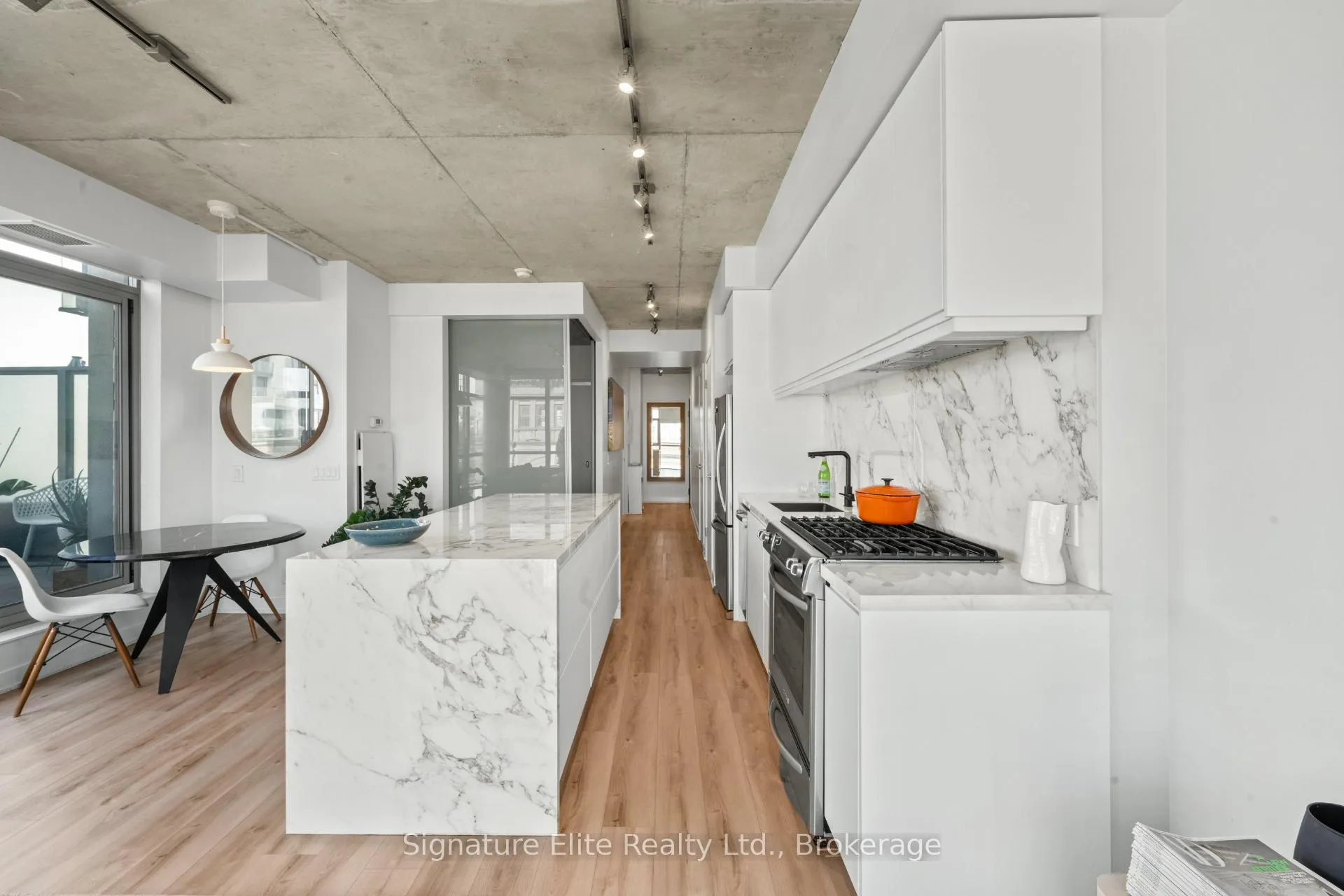Front of Unit 606, 2 Gladstone Avenue
