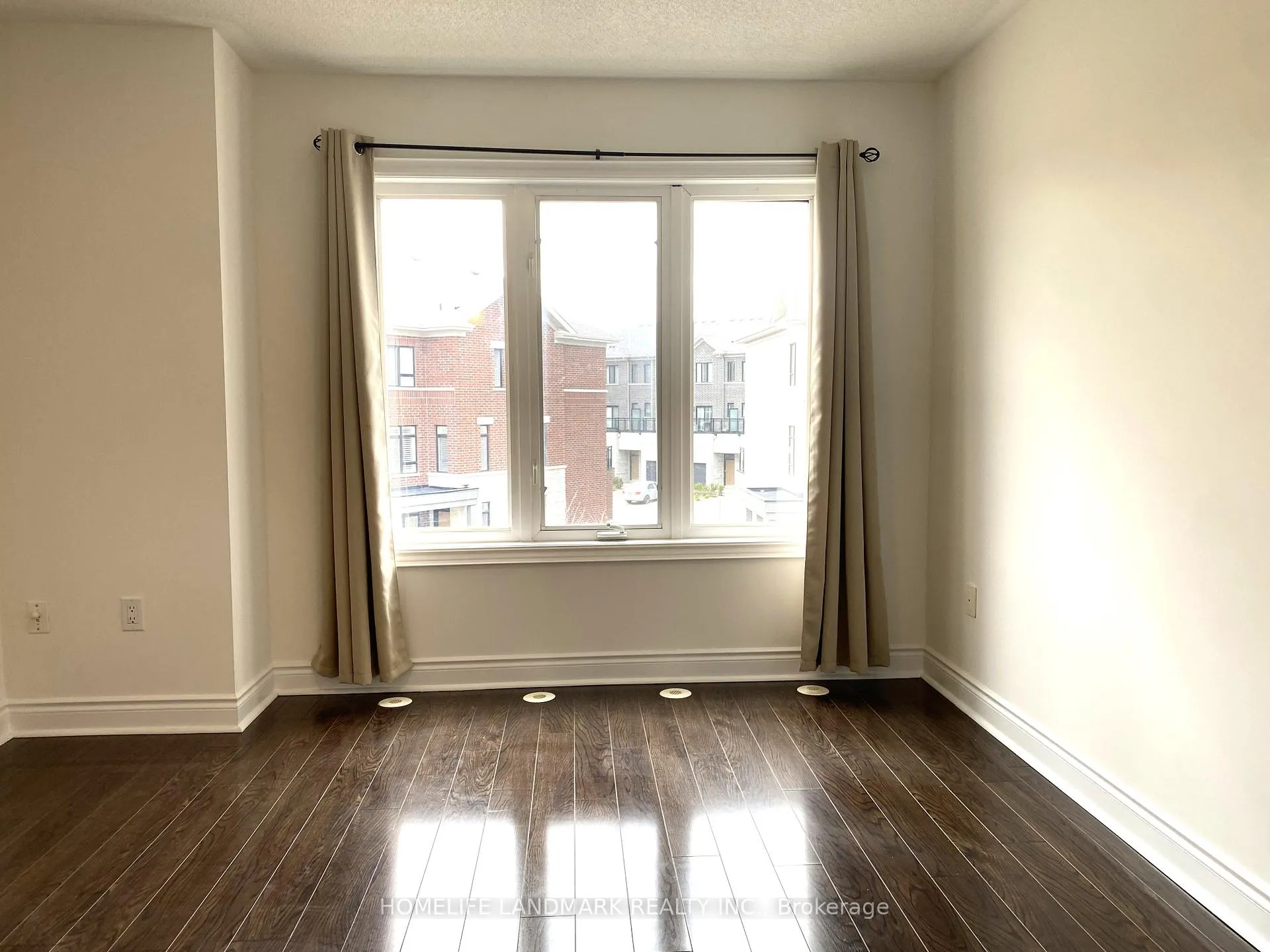 Photo 7 of 3 Saddlecreek Drive E, Markham, Commerce Valley — HOMEH