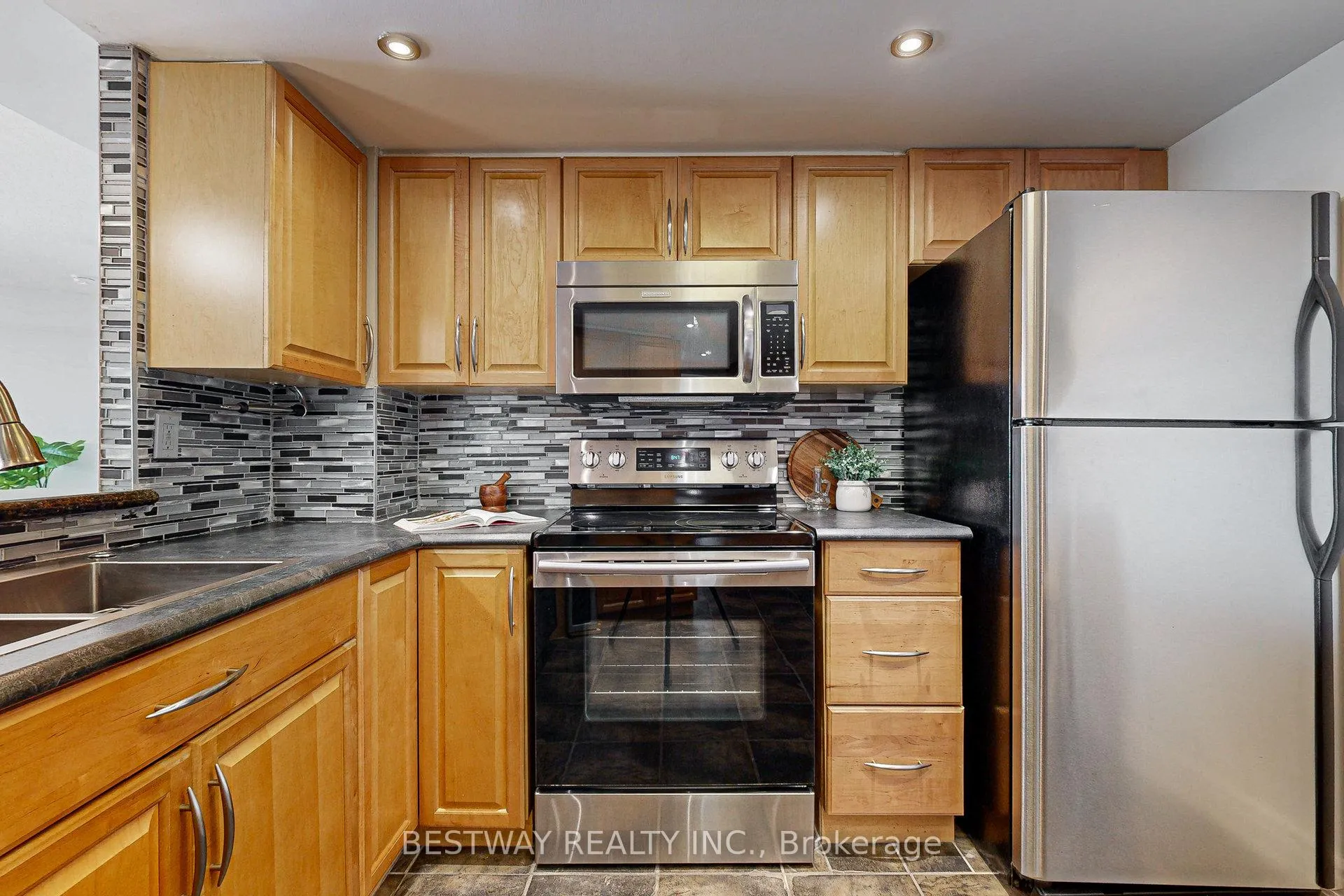 Photo 13 of Unit 807, 7825 Bayview Avenue, Markham, Aileen-Willowbrook — HOMEH