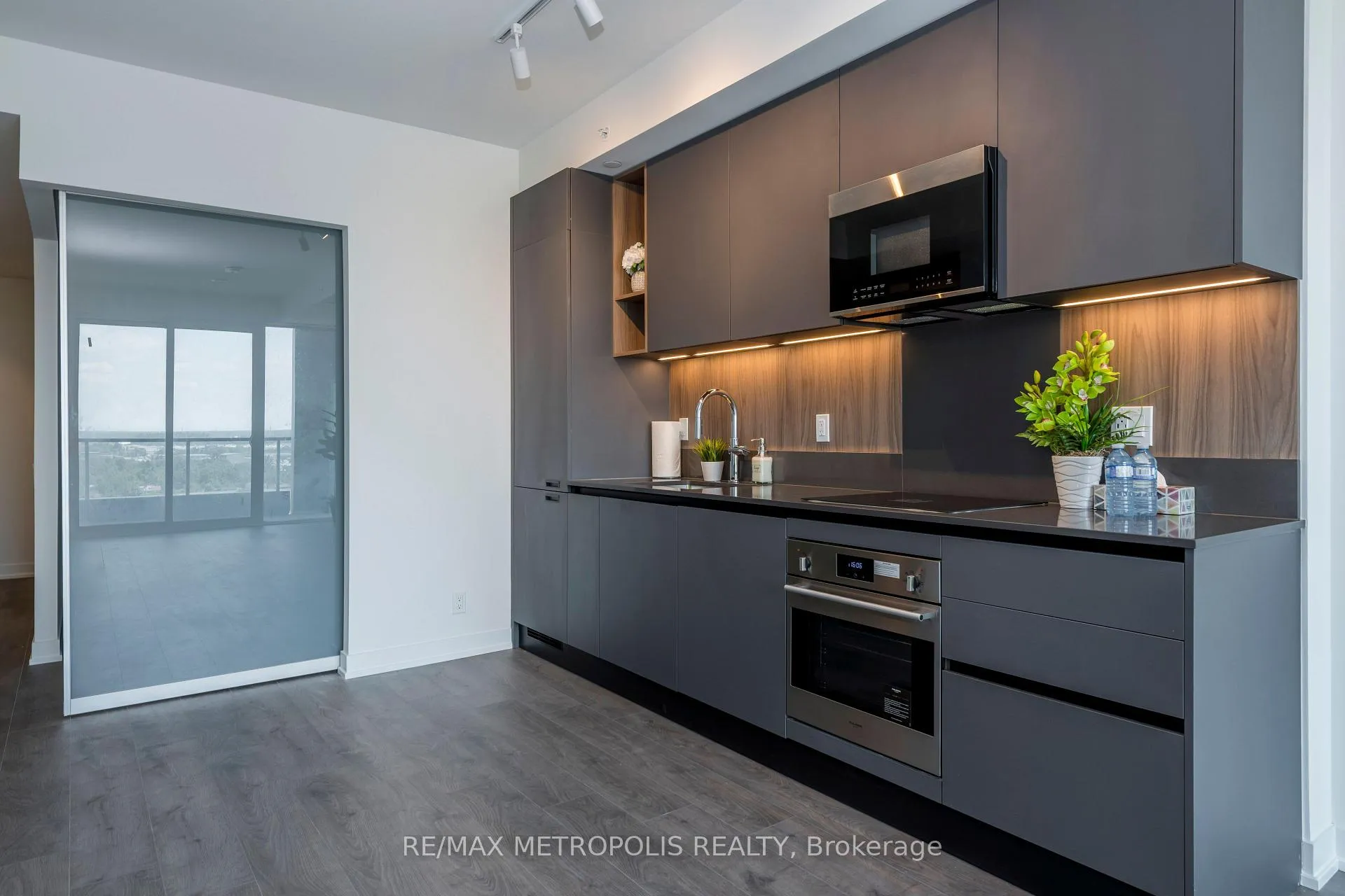 Photo 11 of Unit 1501, 39 Mary Street, Barrie, City Centre — HOMEH