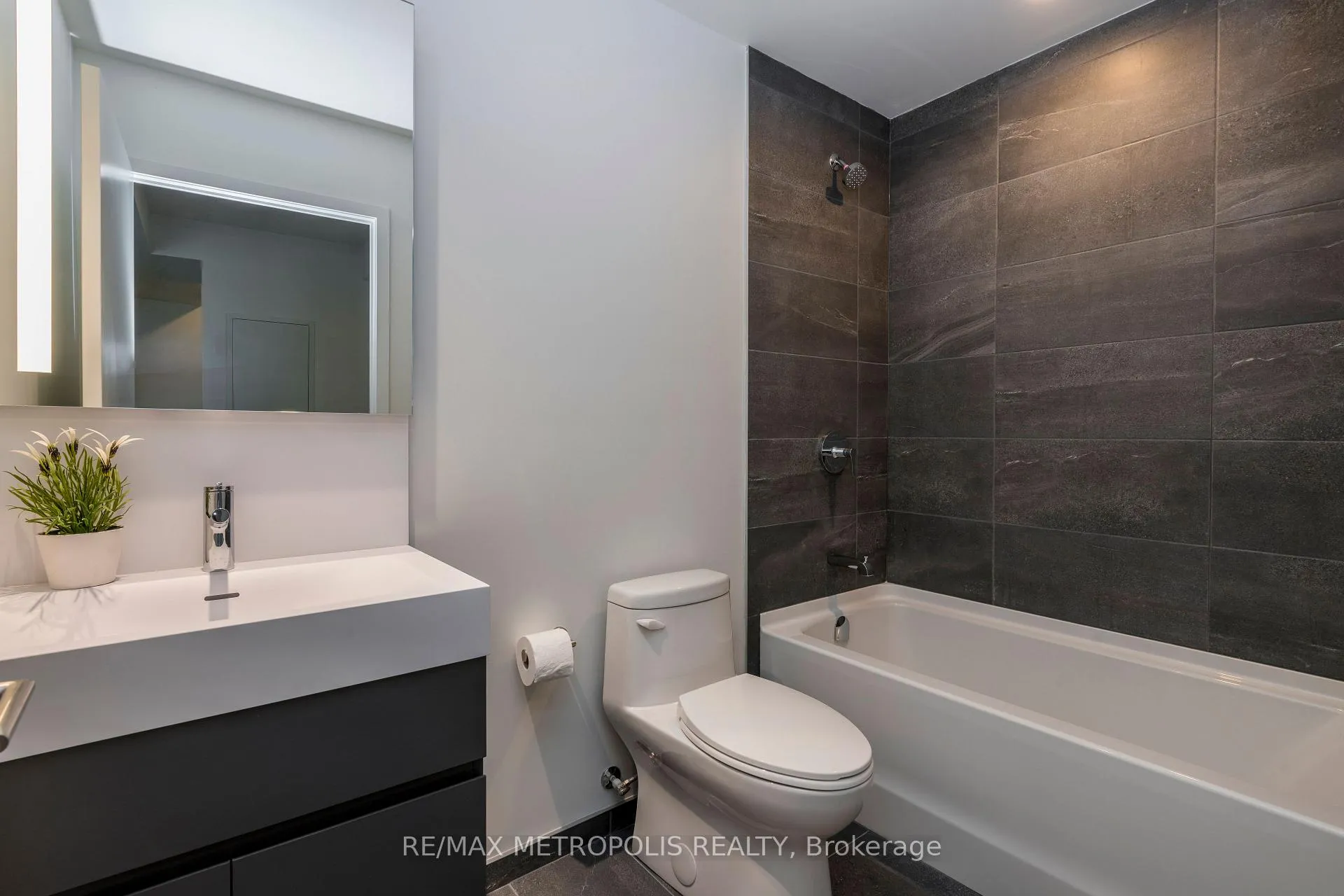 Photo 15 of Unit 1501, 39 Mary Street, Barrie, City Centre — HOMEH