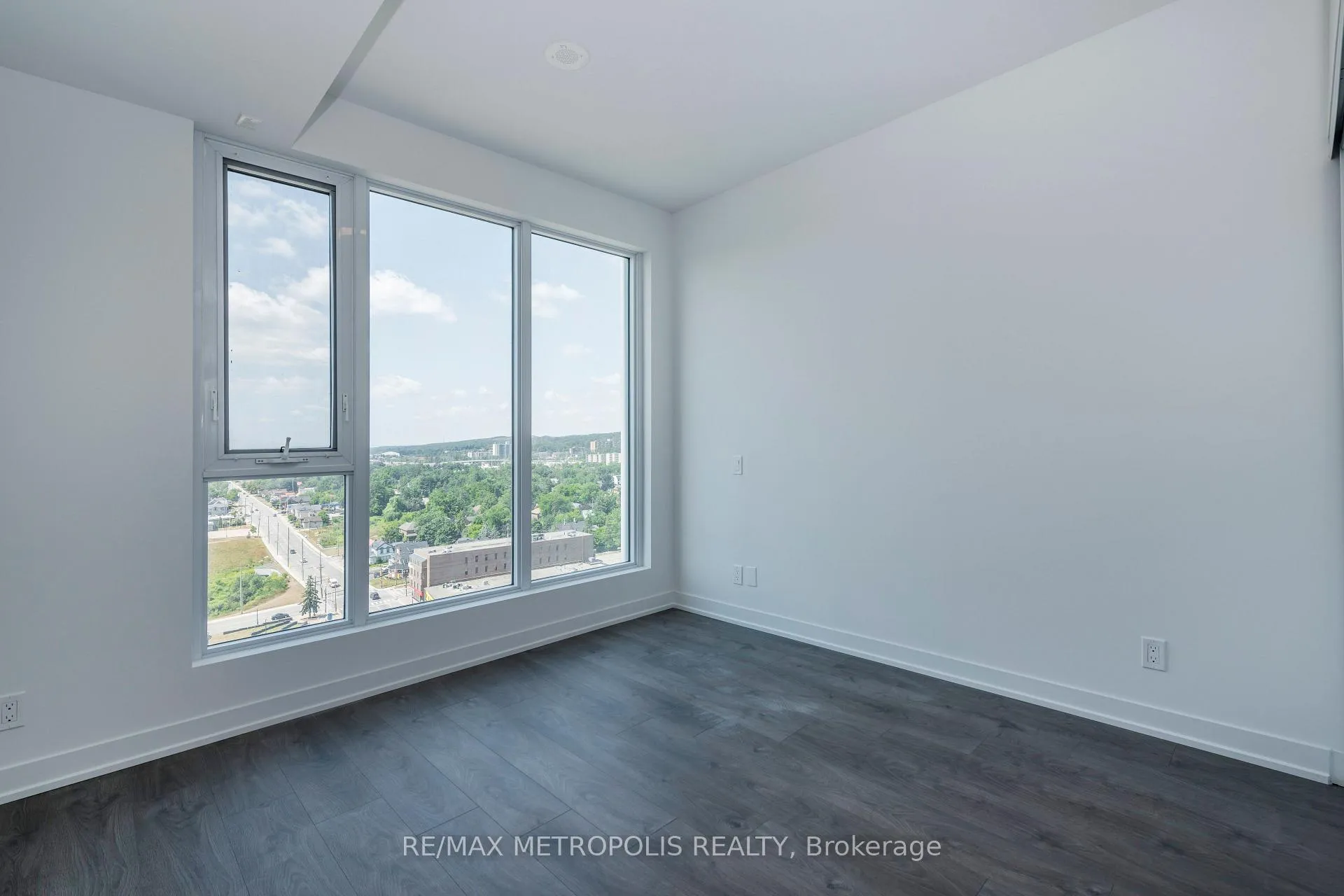 Photo 17 of Unit 1501, 39 Mary Street, Barrie, City Centre — HOMEH