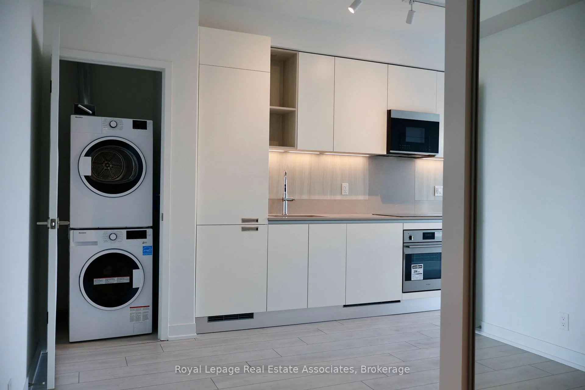 Photo 9 of Unit 1203, 39 Mary Street, Barrie, City Centre — HOMEH