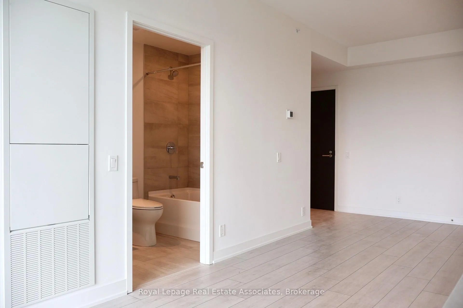 Photo 13 of Unit 1203, 39 Mary Street, Barrie, City Centre — HOMEH