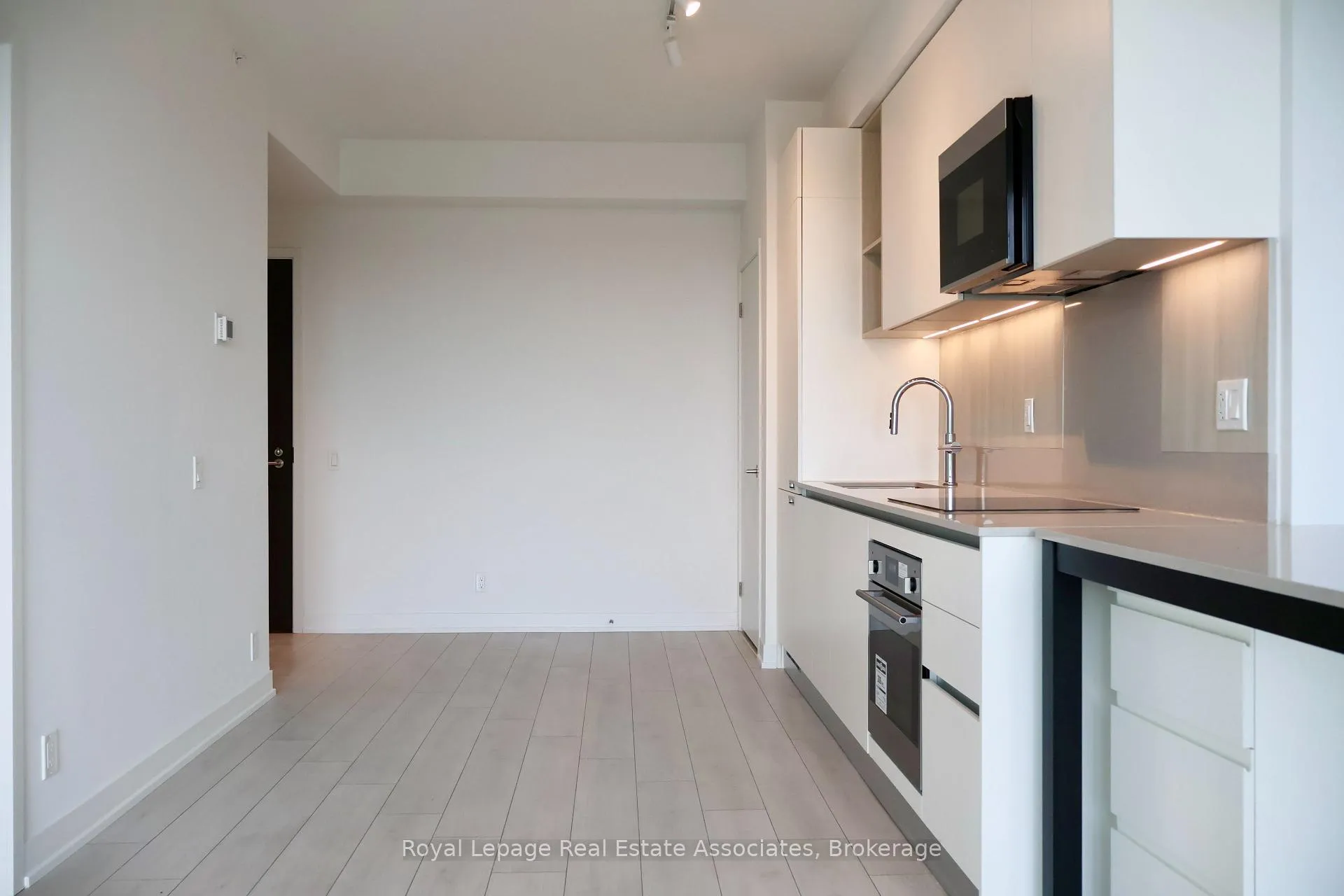 Photo 14 of Unit 1203, 39 Mary Street, Barrie, City Centre — HOMEH