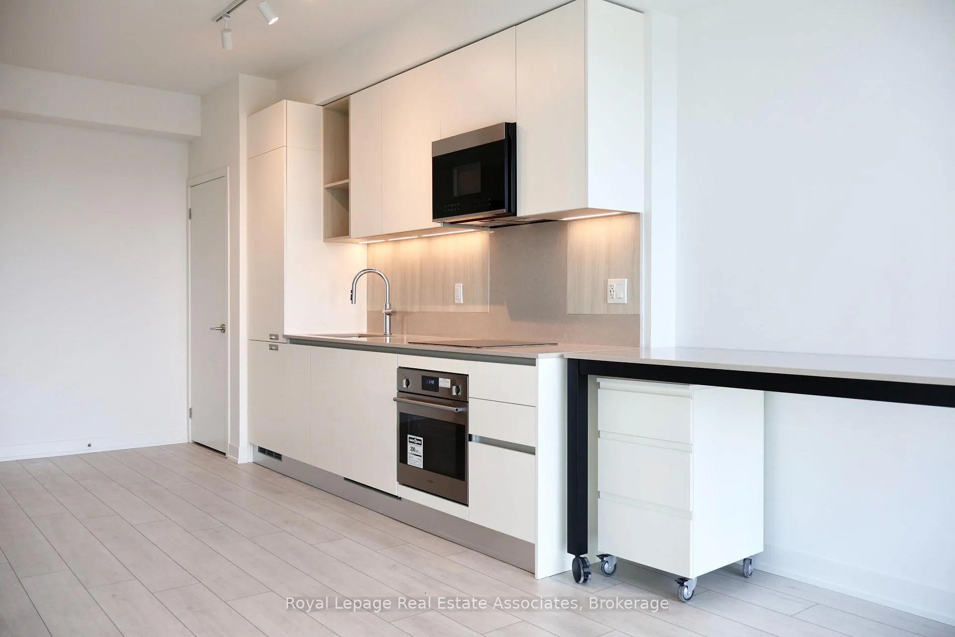 Photo 15 of Unit 1203, 39 Mary Street, Barrie, City Centre — HOMEH