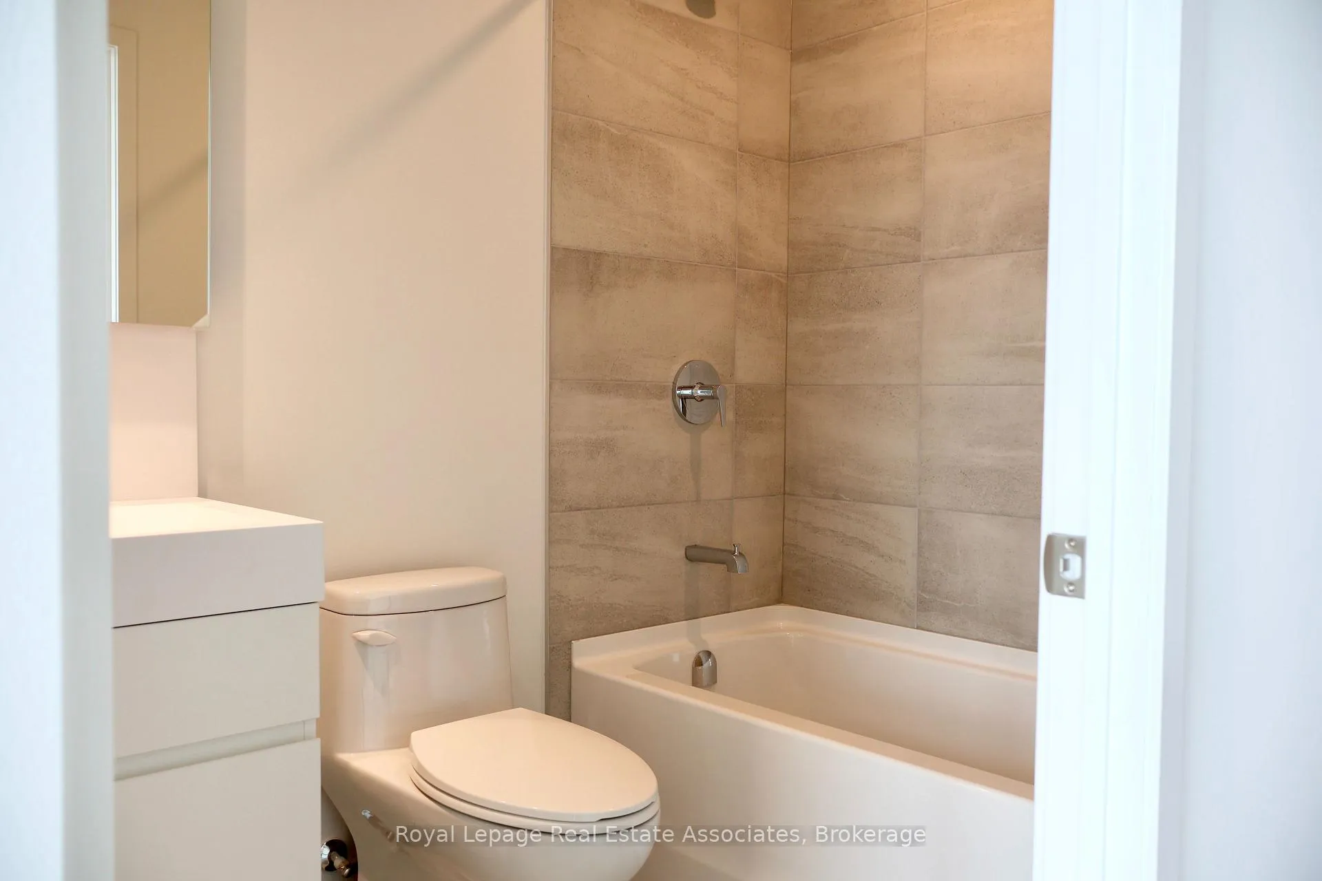 Photo 19 of Unit 1203, 39 Mary Street, Barrie, City Centre — HOMEH