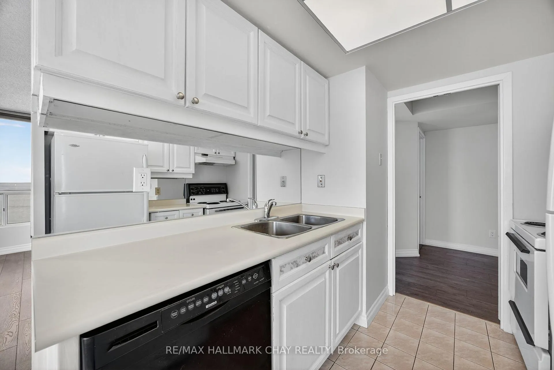 Photo 5 of Unit 1509, 75 Ellen Street, Barrie, Lakeshore — HOMEH