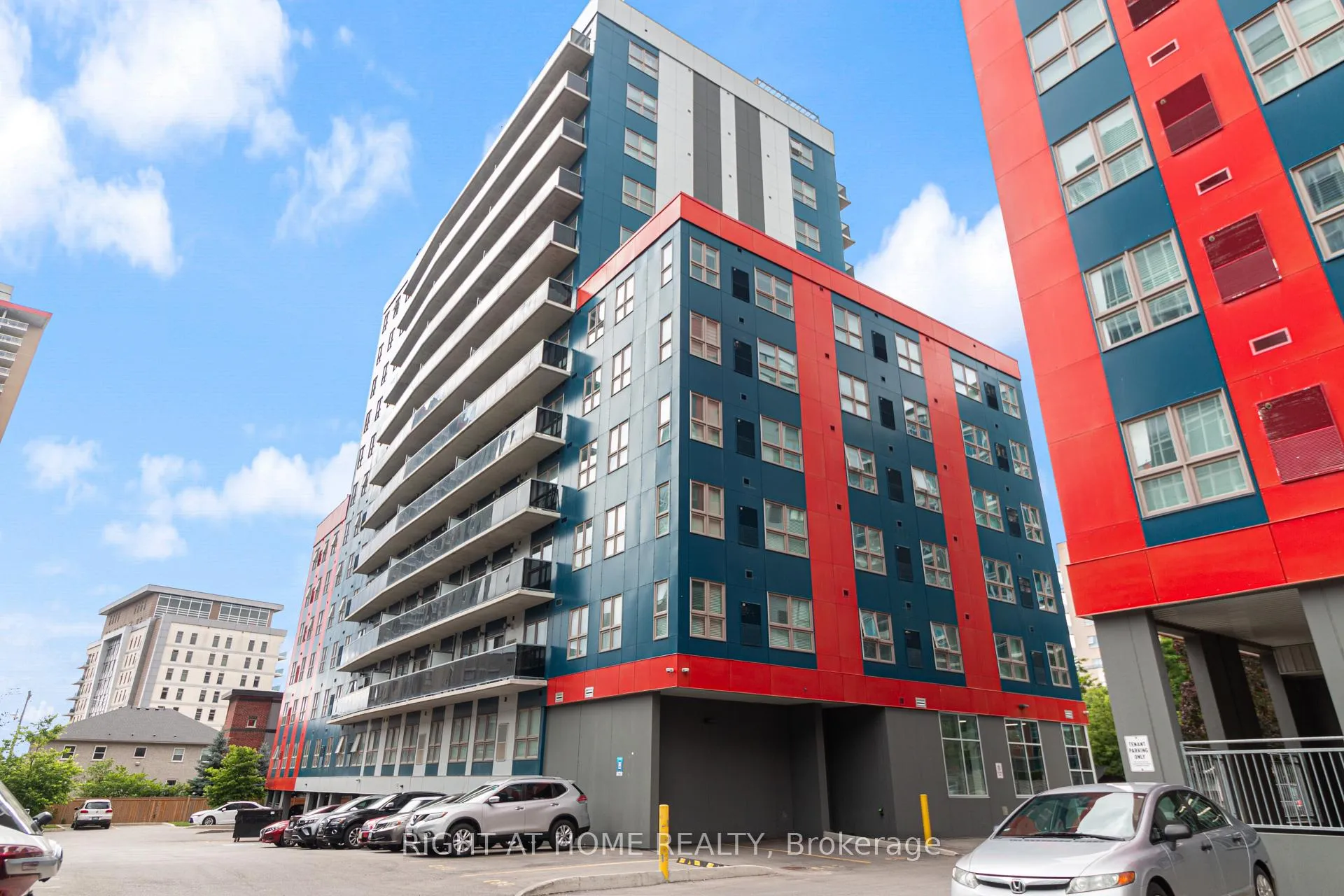 Front of Unit 156, 258A Sunview Street N