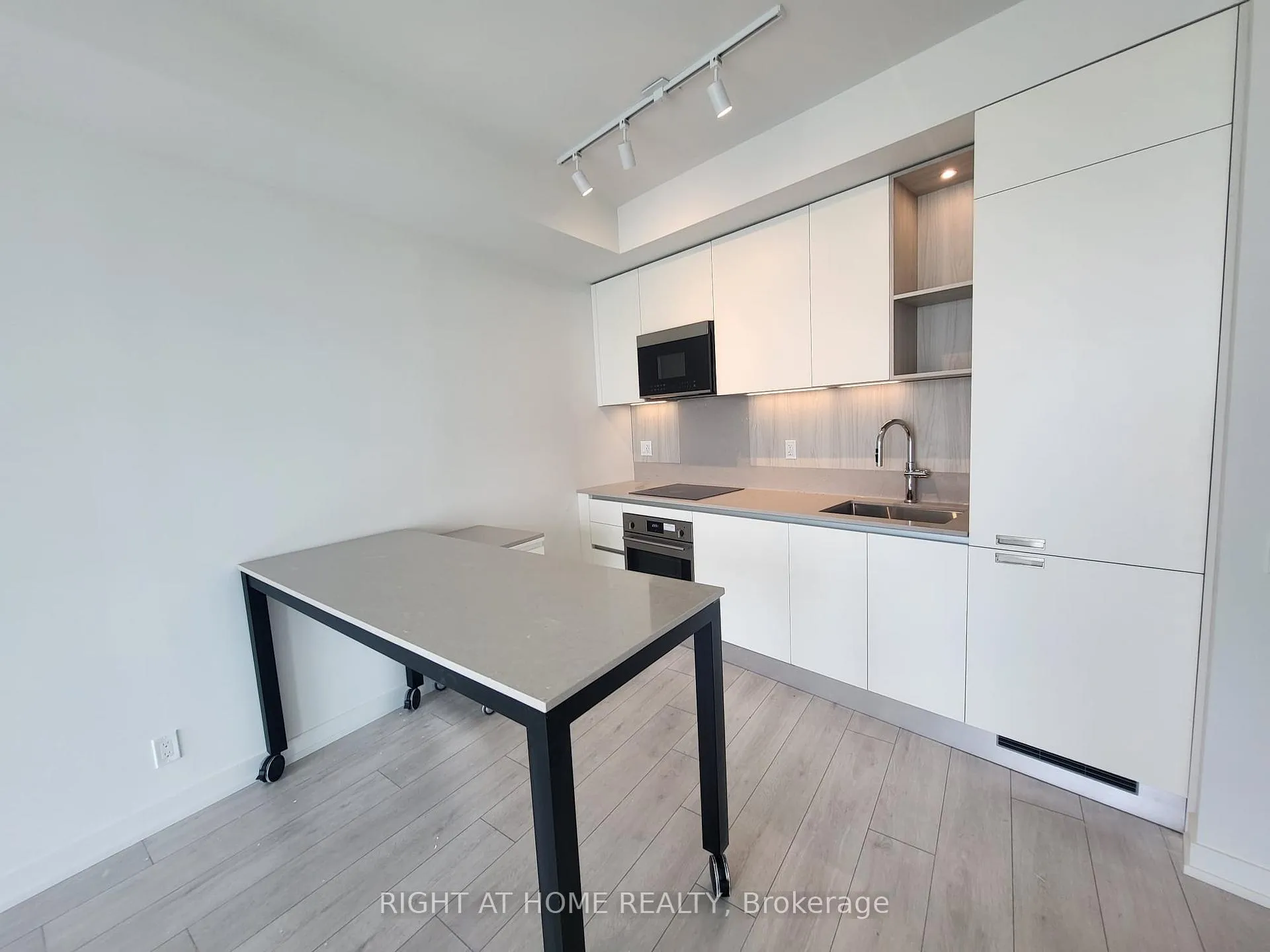 Photo 2 of Unit 3010, 39 Mary Street, Barrie, City Centre — HOMEH