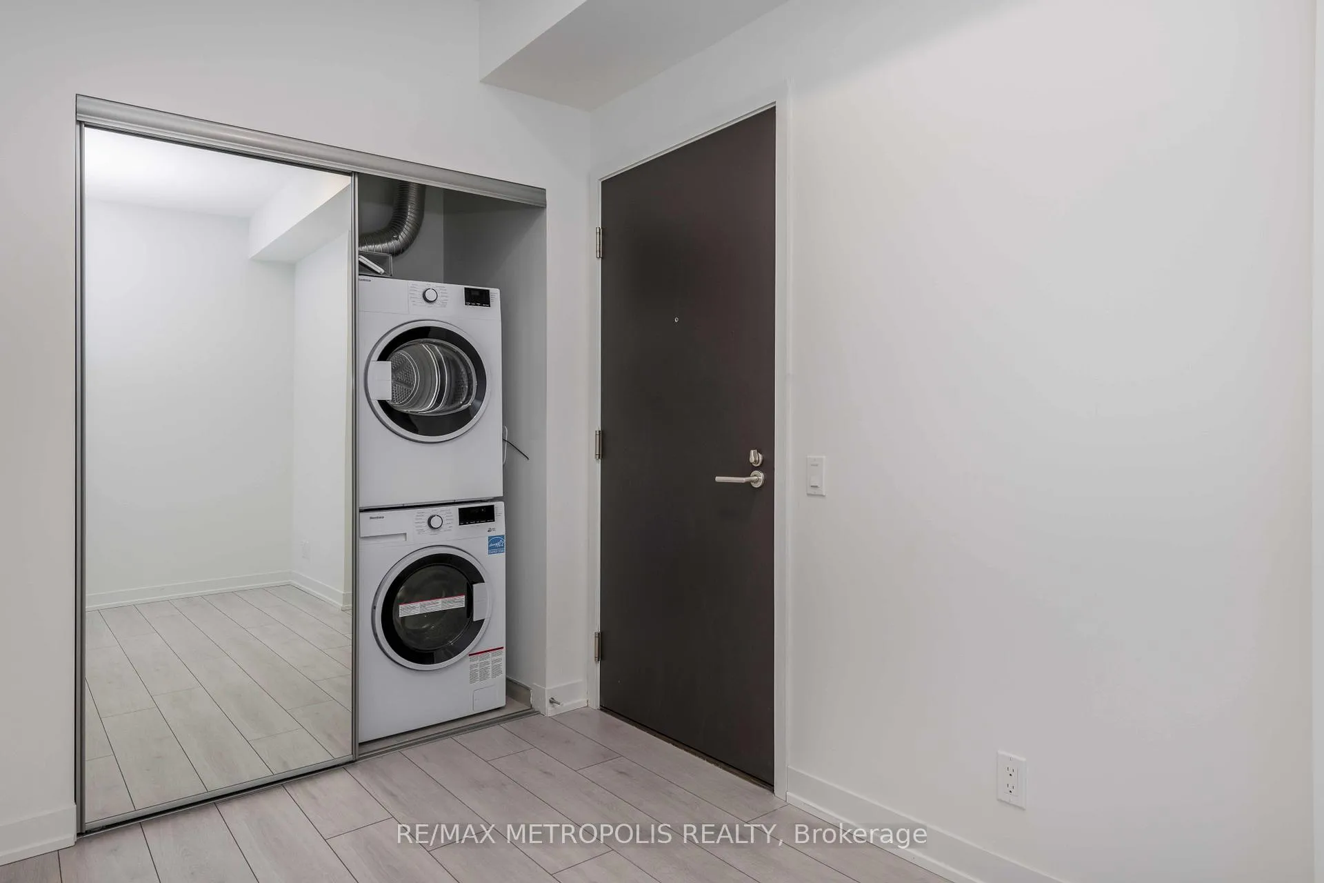 Photo 8 of Unit 908, 39 Mary Street, Barrie, City Centre — HOMEH
