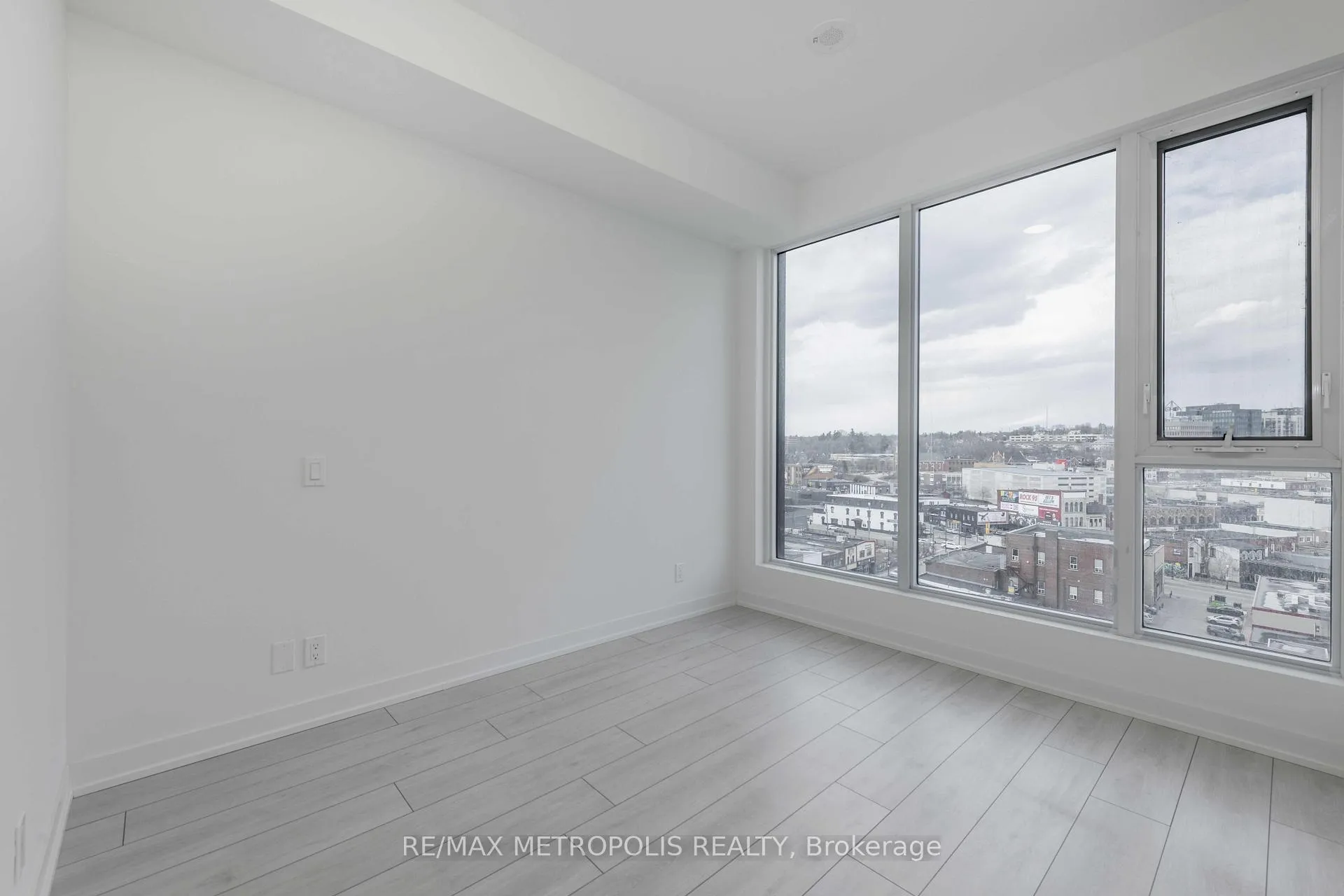 Photo 15 of Unit 908, 39 Mary Street, Barrie, City Centre — HOMEH