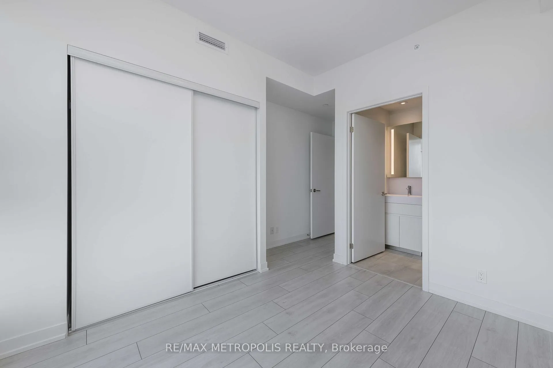 Photo 16 of Unit 908, 39 Mary Street, Barrie, City Centre — HOMEH