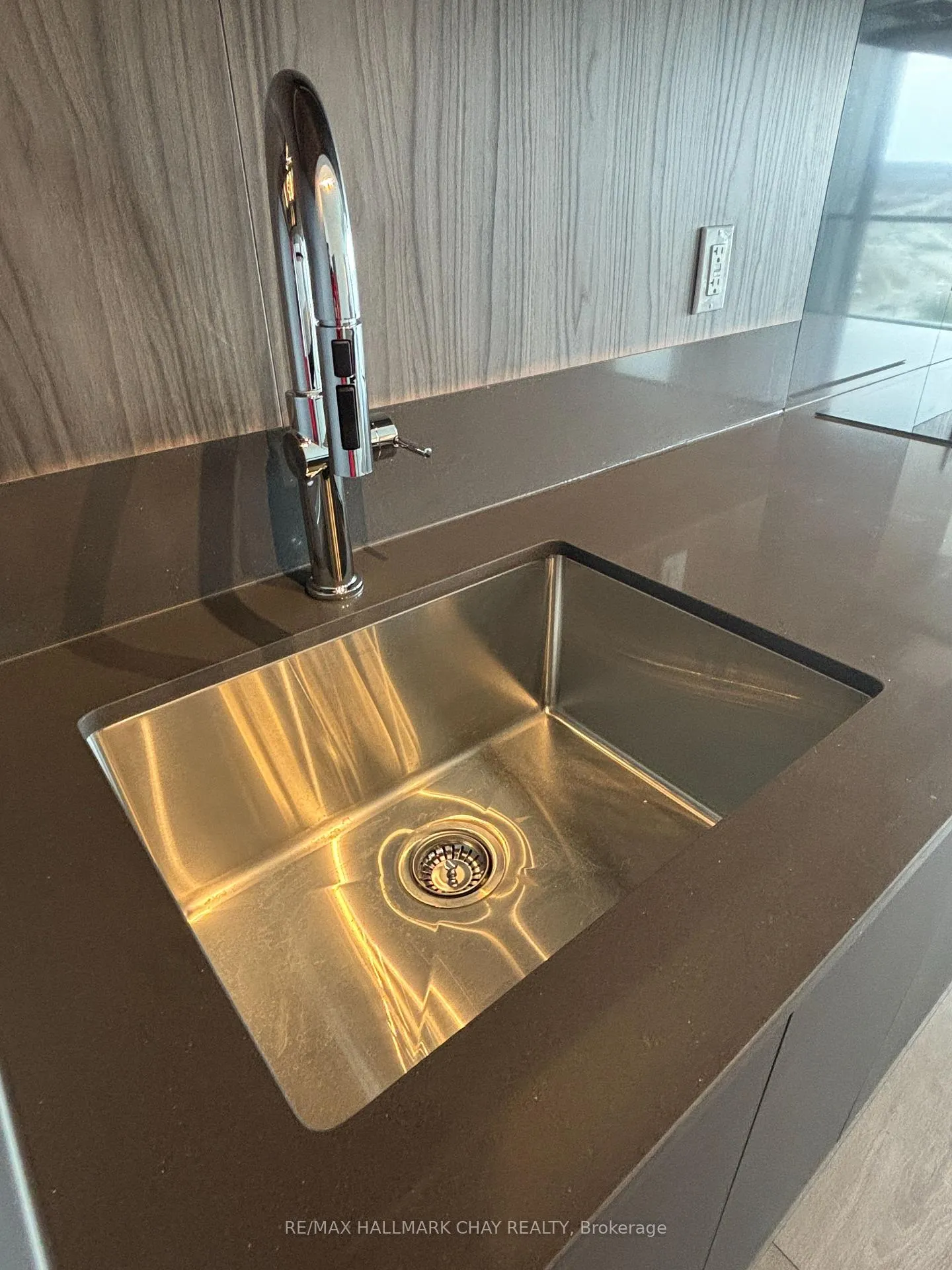 Photo 8 of Unit 1010, 39 Mary Street, Barrie, City Centre — HOMEH