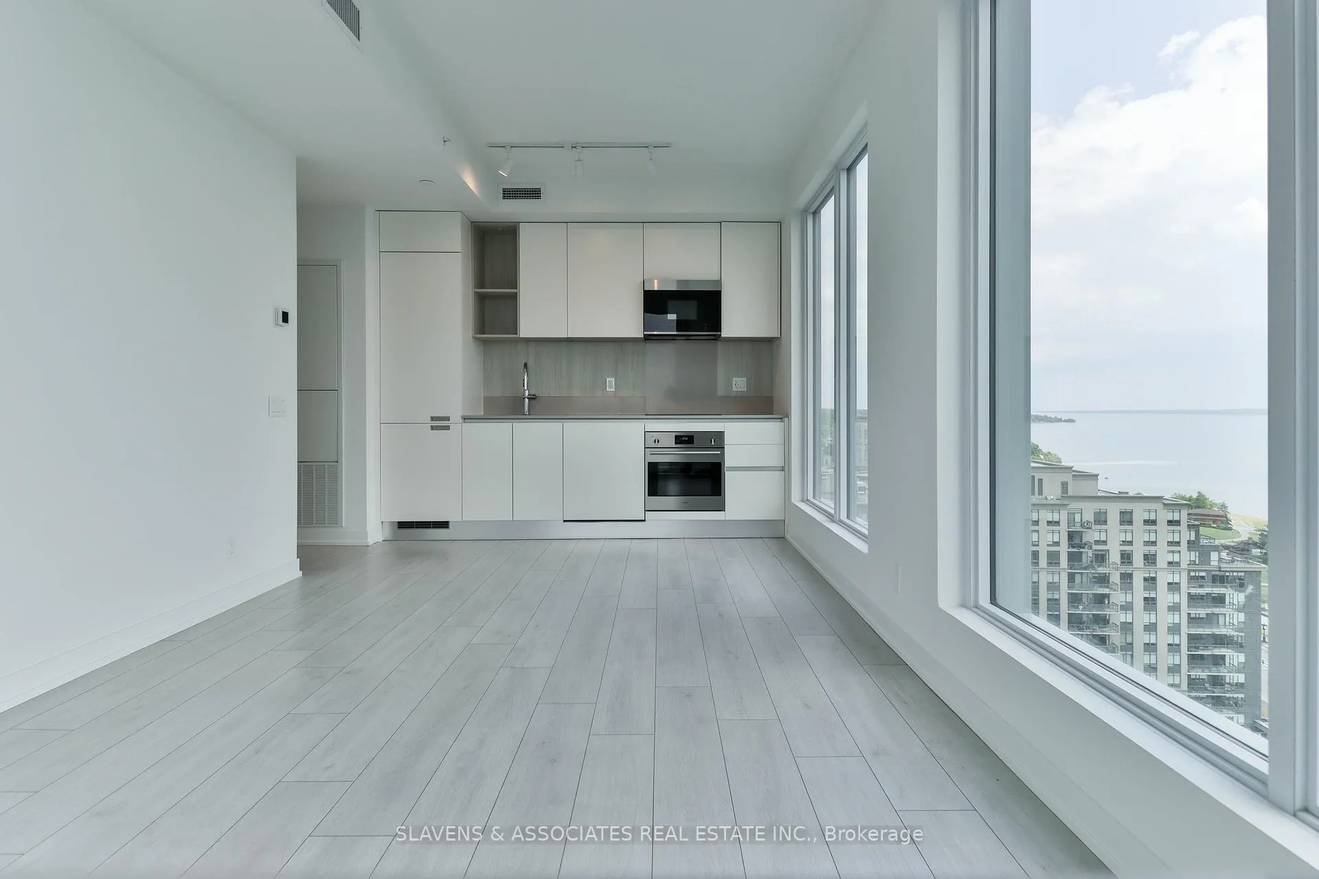 Photo 8 of Unit 1711, 39 Mary Street, Barrie, City Centre — HOMEH