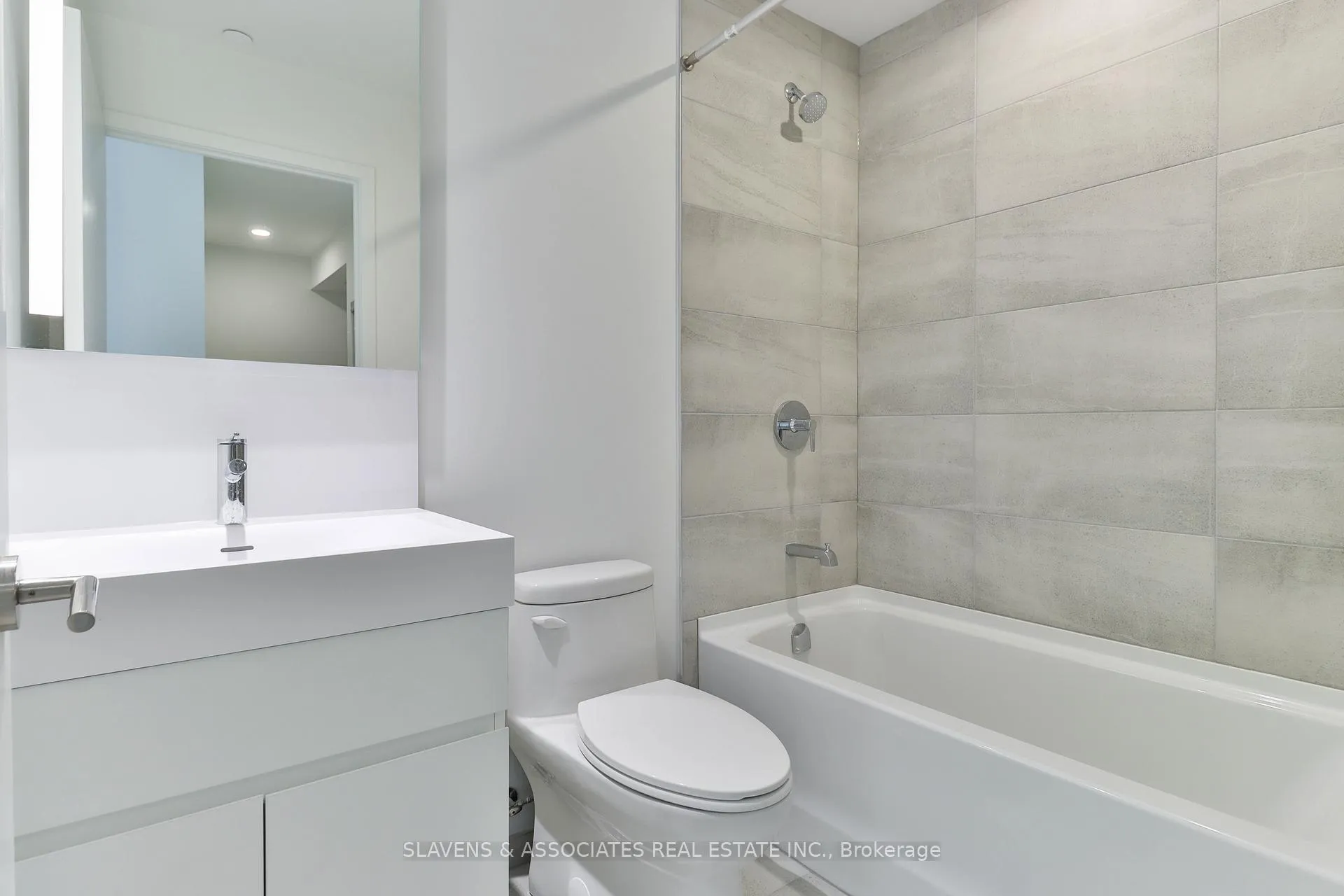 Photo 14 of Unit 1711, 39 Mary Street, Barrie, City Centre — HOMEH