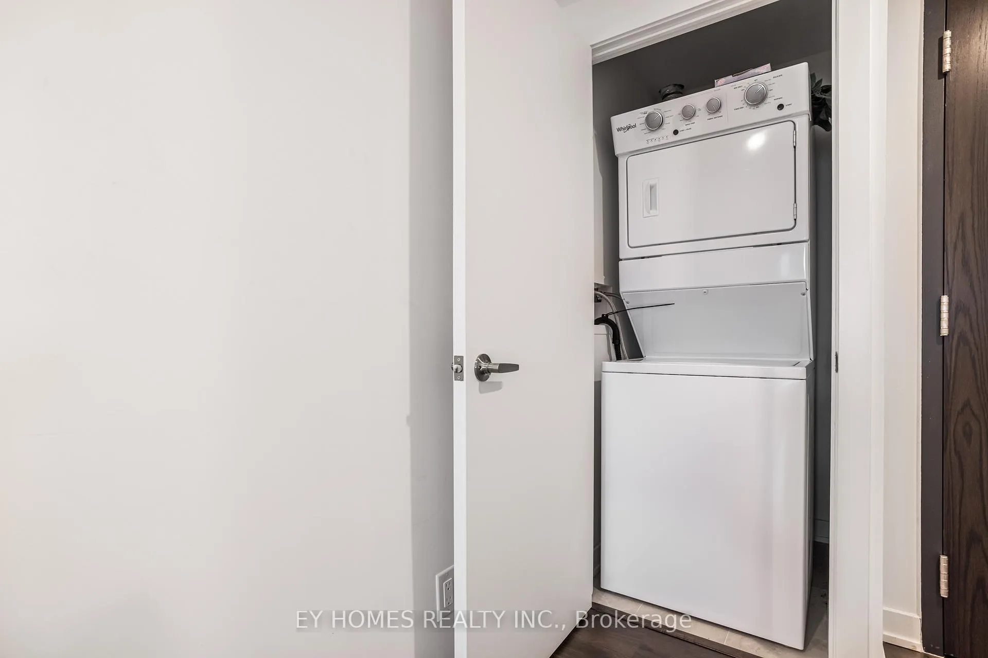 Photo 3 of Unit 905, 56 Lakeside Terrace, Barrie, Little Lake — HOMEH