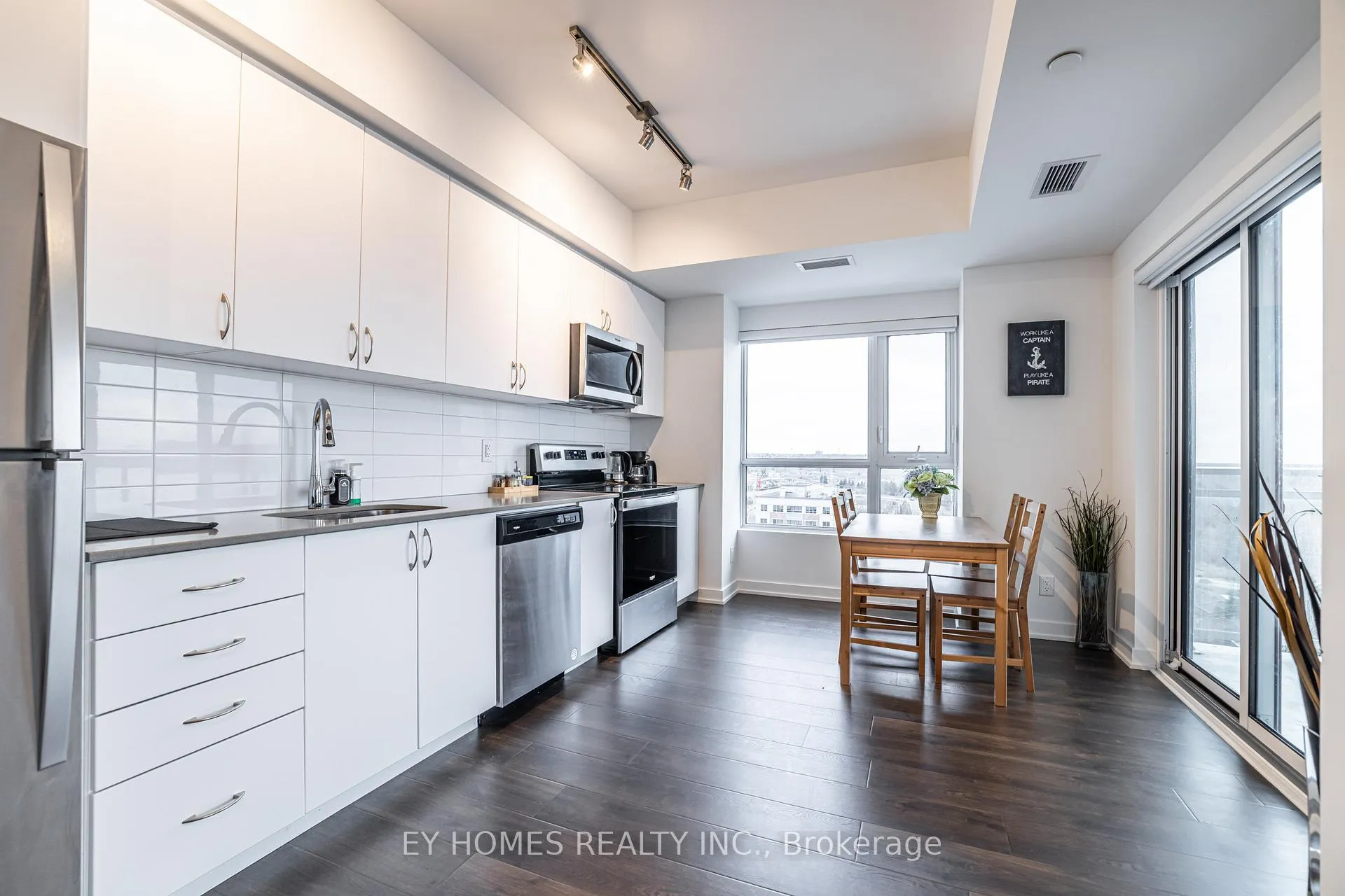 Photo 5 of Unit 905, 56 Lakeside Terrace, Barrie, Little Lake — HOMEH