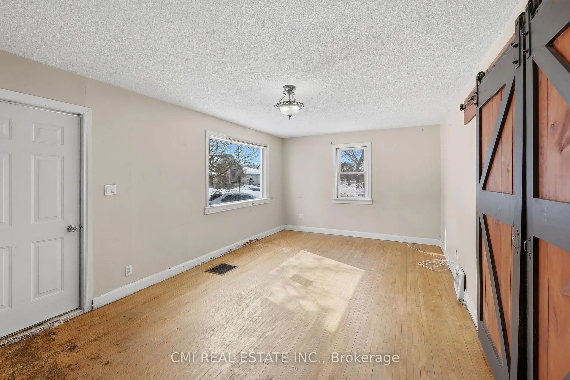Photo 5 of 68 Pine Street, Thunder Bay — HOMEH