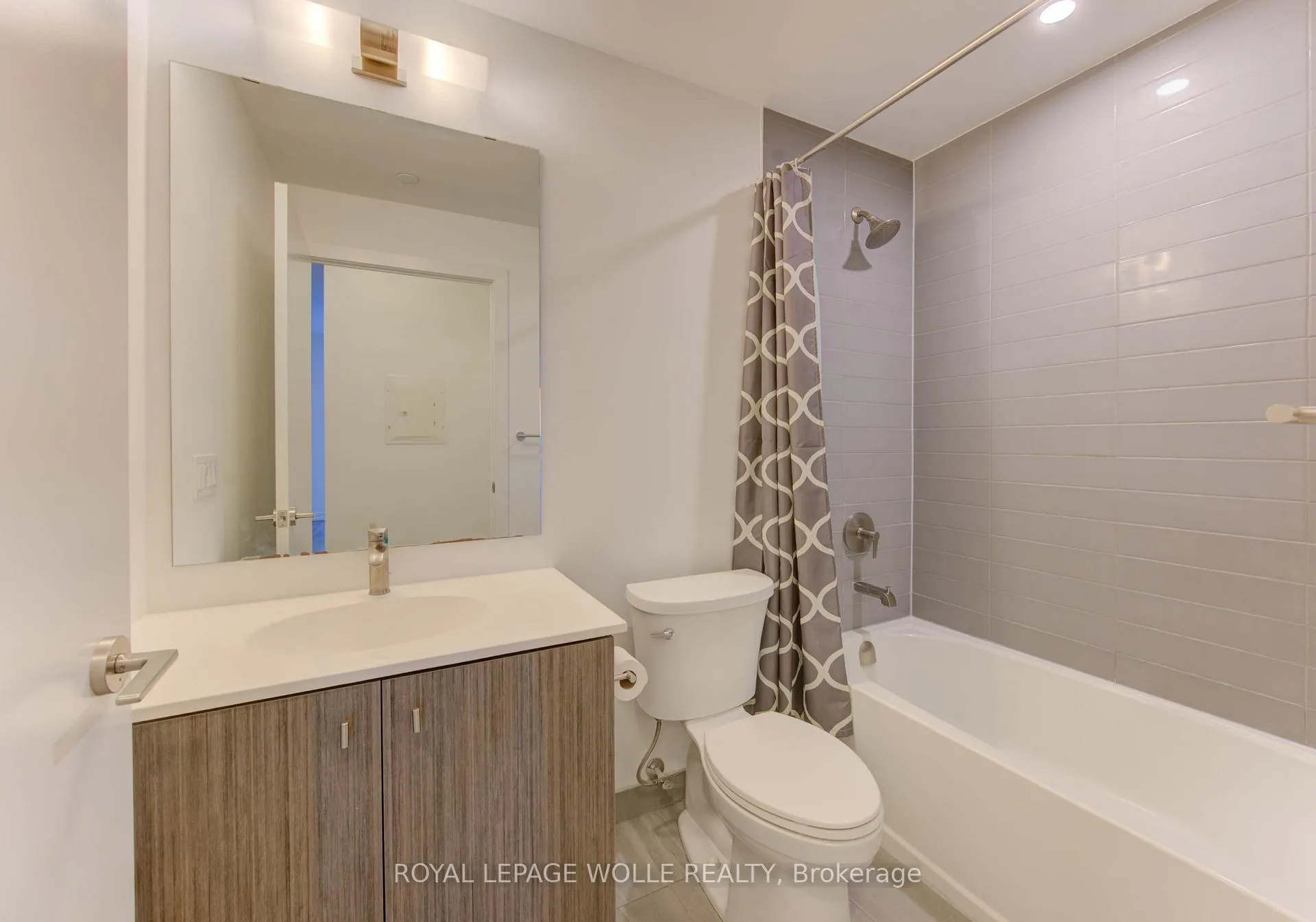 Photo 8 of Unit 701, 15 Wellington Street S, Kitchener — HOMEH