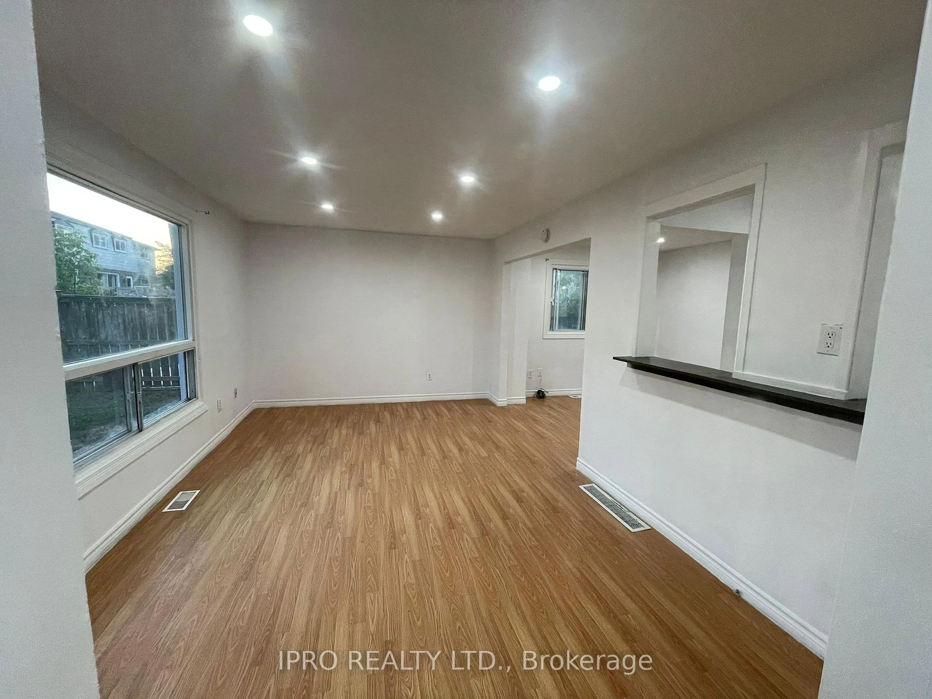 Photo 2 of Unit 28, 50 Bell Manor Drive, Hamilton, Riverdale — HOMEH