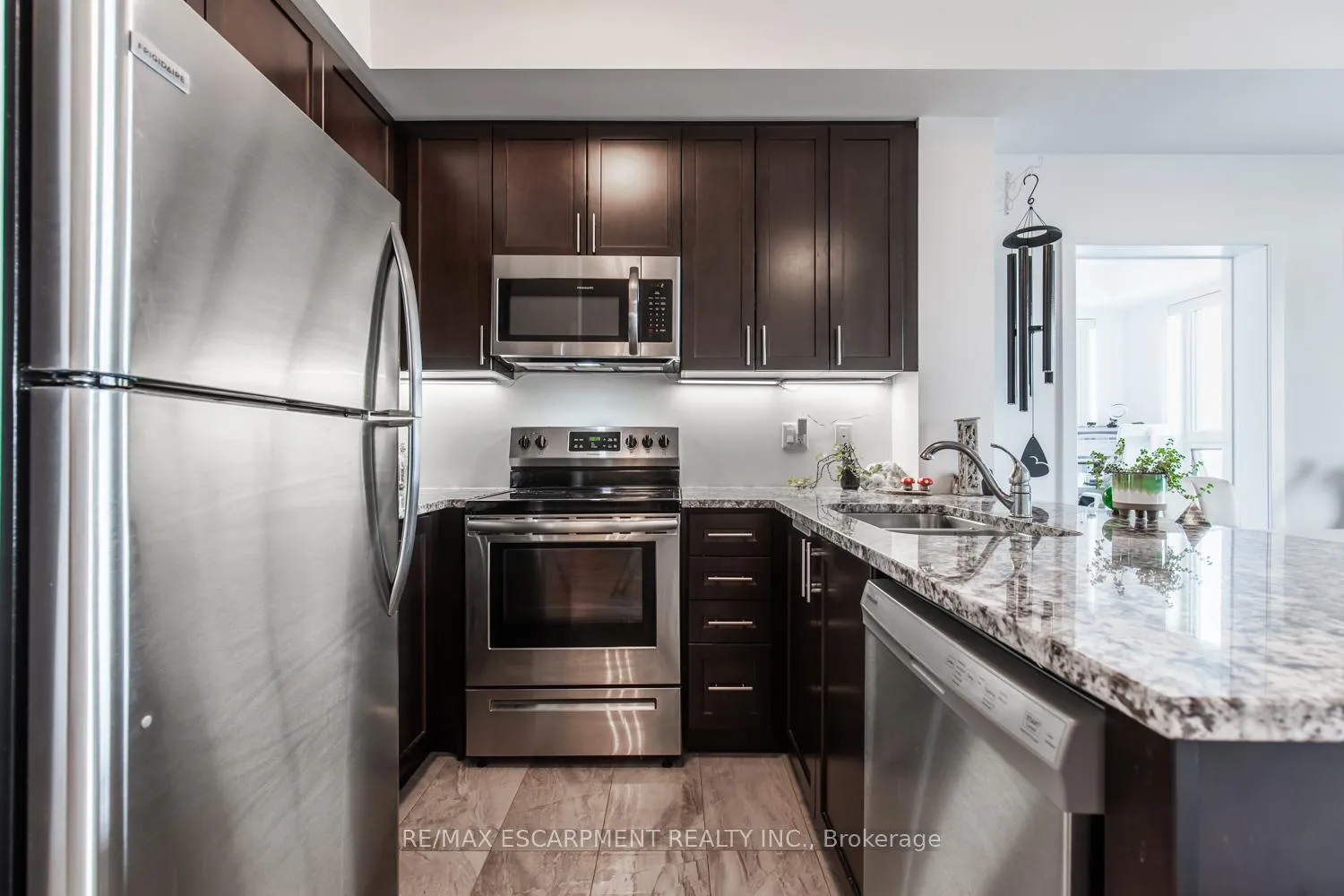 Photo 8 of Unit 533, 101 Shoreview Place, Hamilton, Stoney Creek — HOMEH