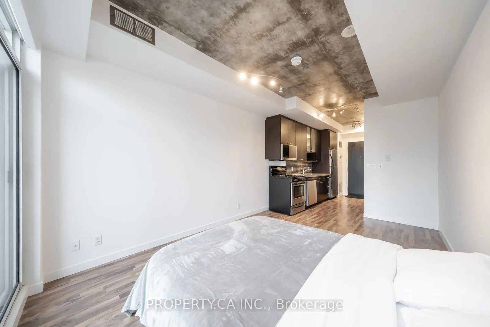 Photo 2 of Unit 712, 1 Shaw Street, Toronto, Niagara — HOMEH