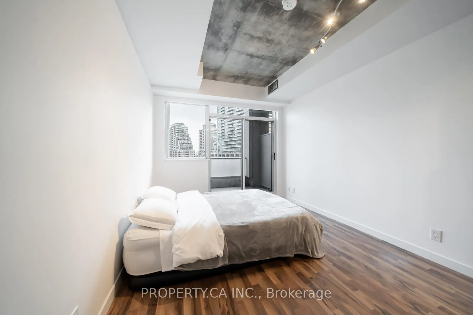 Photo 9 of Unit 712, 1 Shaw Street, Toronto, Niagara — HOMEH