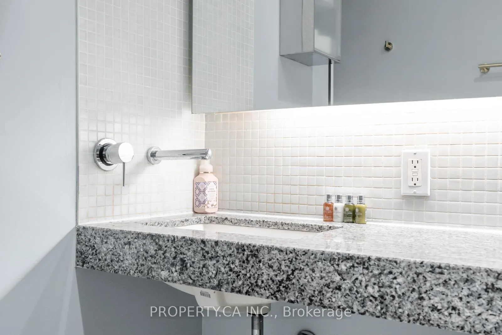 Photo 19 of Unit 712, 1 Shaw Street, Toronto, Niagara — HOMEH