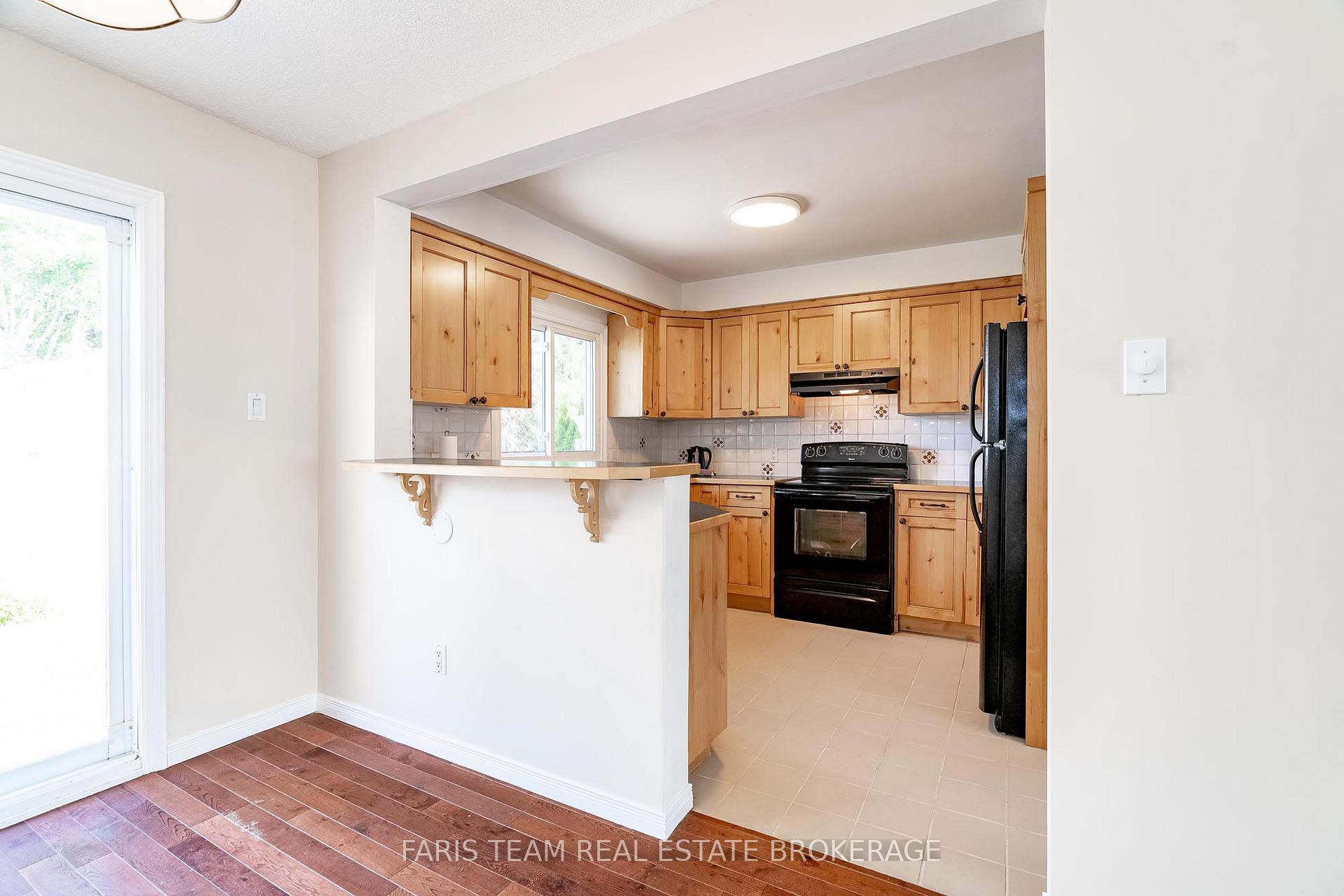 Photo 5 of 32 Janice Drive, Barrie, Sunnidale — HOMEH