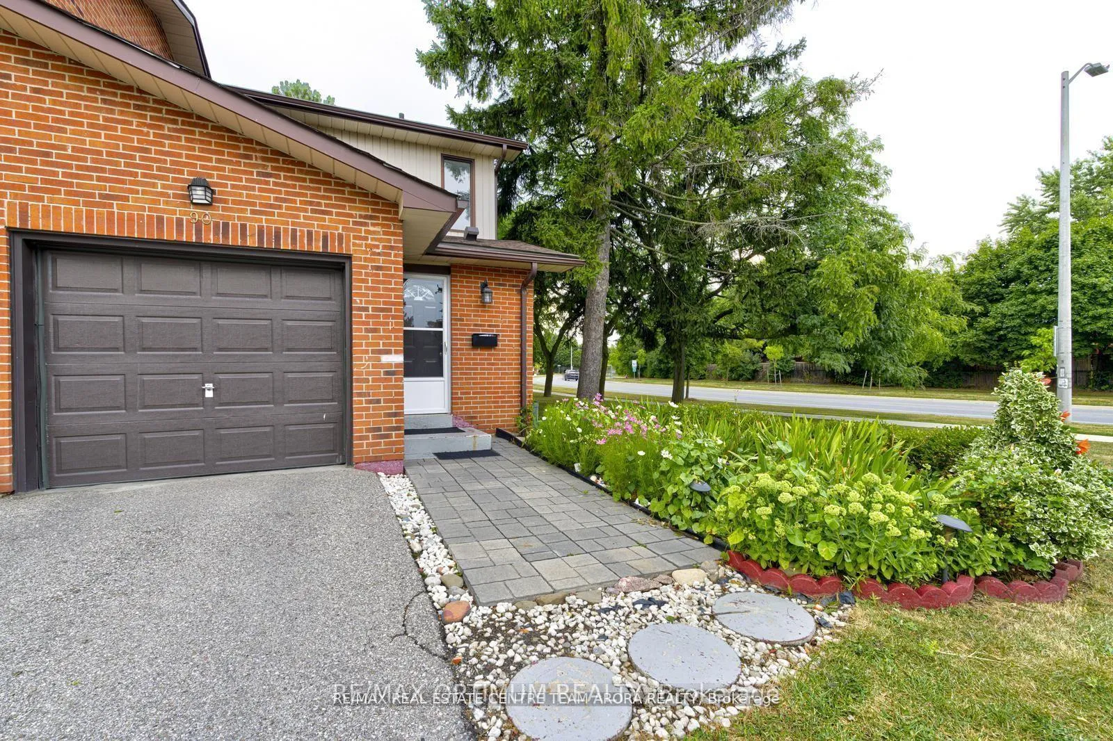 Photo 3 of Unit 90, 90 Dawson Crescent, Brampton, Brampton North — HOMEH