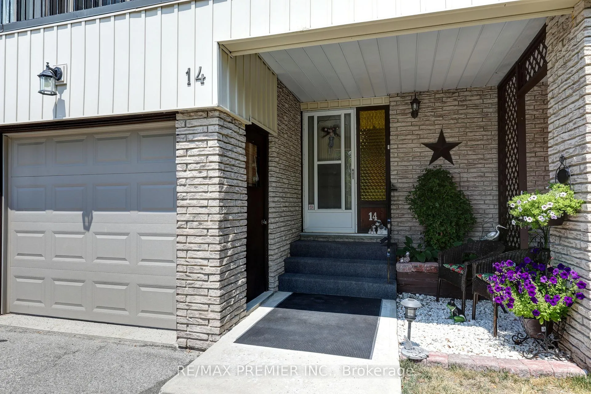Photo 2 of Unit 14, 433 May Street, Brock, Beaverton — HOMEH