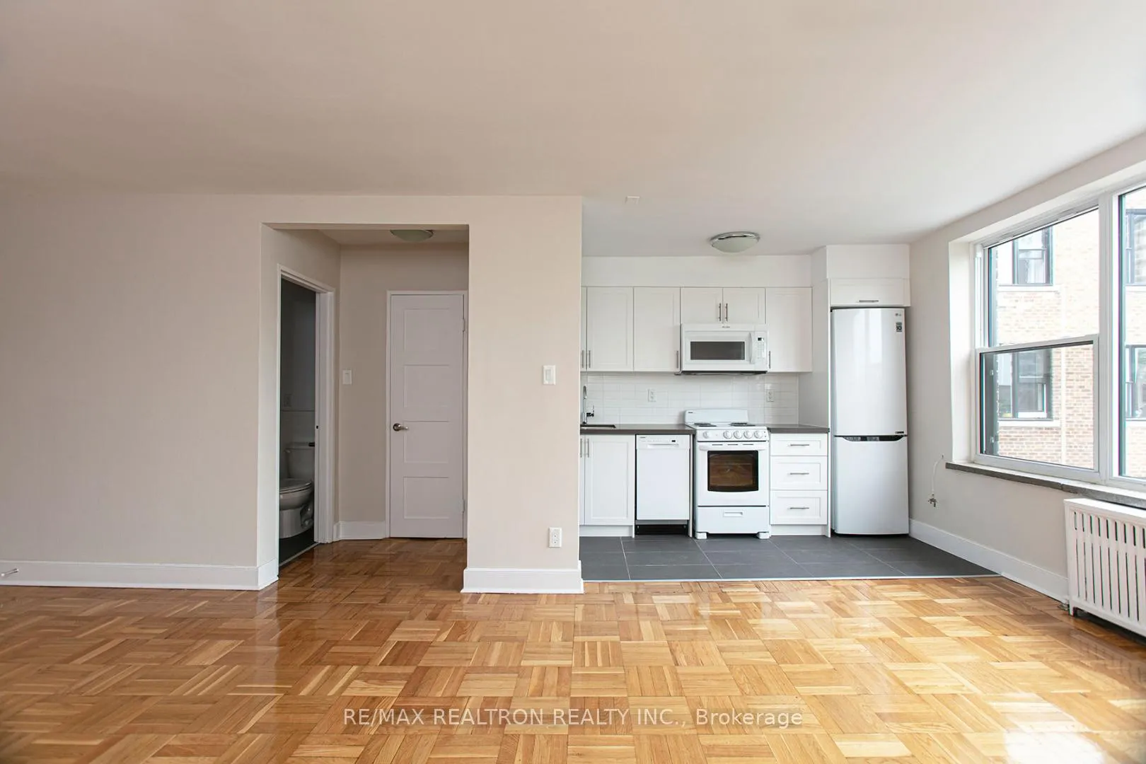 Front of Unit 402, 1545 Bathurst Street