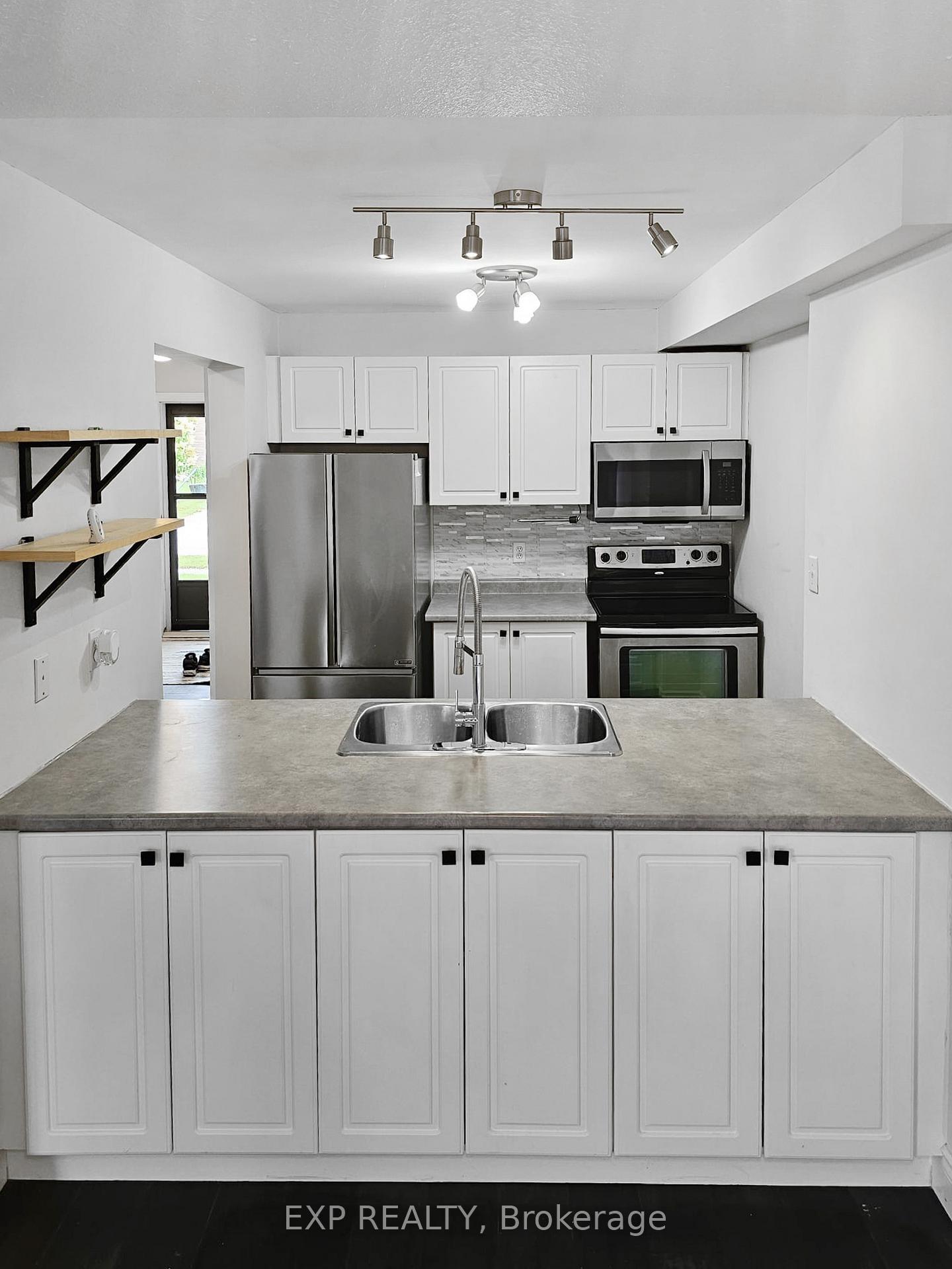 Photo 8 of 32 Michael Crescent, Barrie, East Bayfield — HOMEH