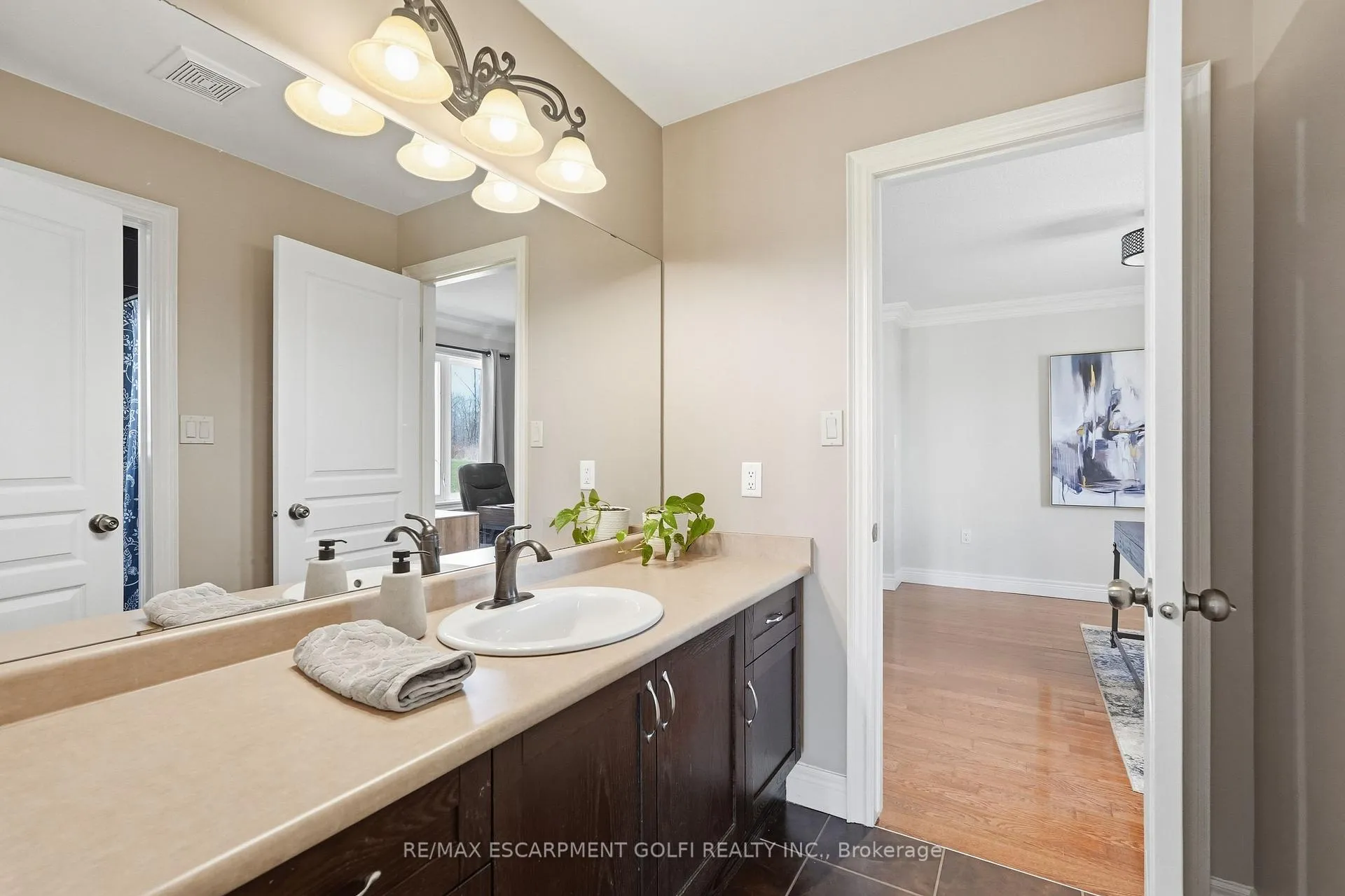 Photo 33 of 240 Cloverleaf Drive, Hamilton, Meadowlands — HOMEH