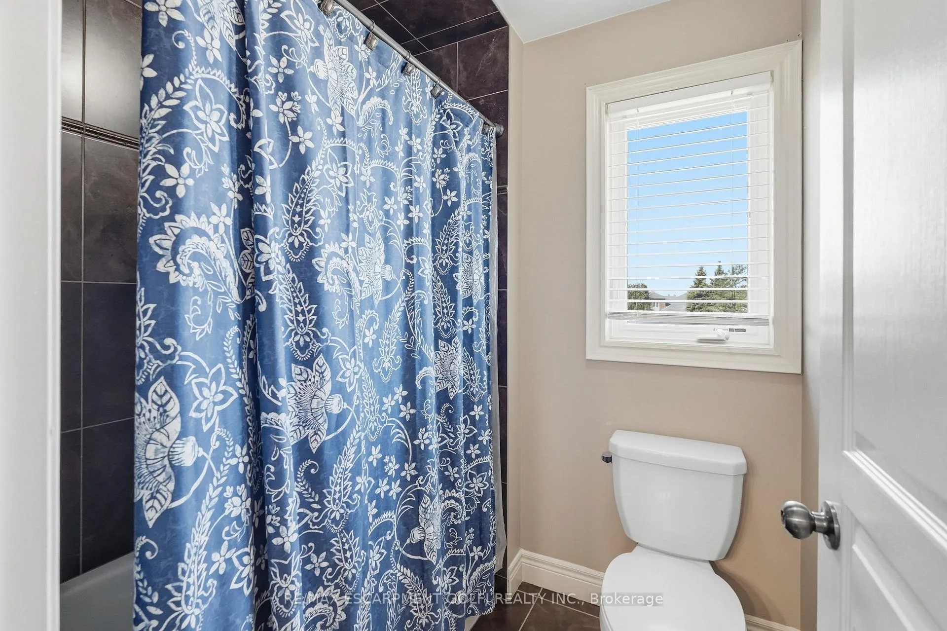 Photo 34 of 240 Cloverleaf Drive, Hamilton, Meadowlands — HOMEH