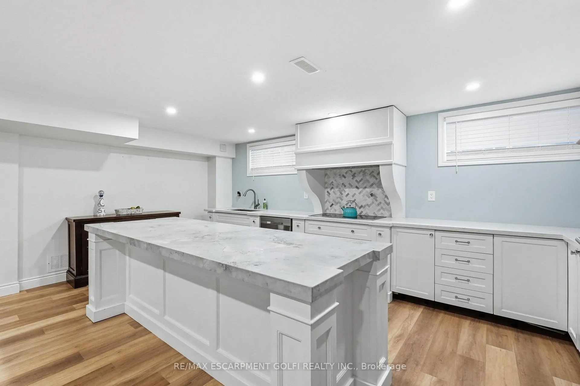 Photo 39 of 240 Cloverleaf Drive, Hamilton, Meadowlands — HOMEH