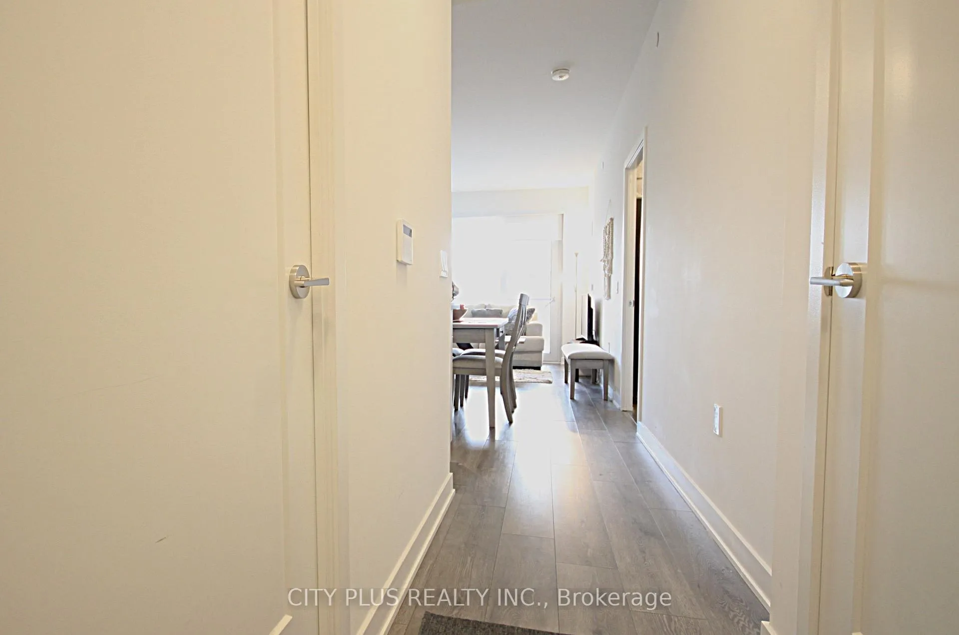 Front of Unit 809, 105 Oneida Crescent