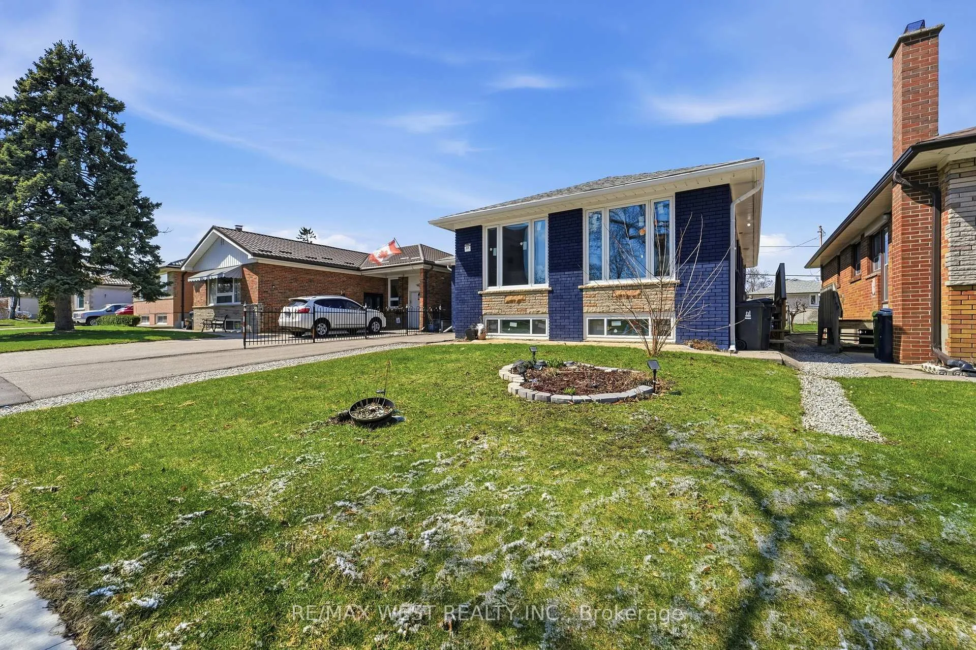 Photo 3 of 38 Bridesburg Drive, Etobicoke, Kingsview Village-The Westway — HOMEH