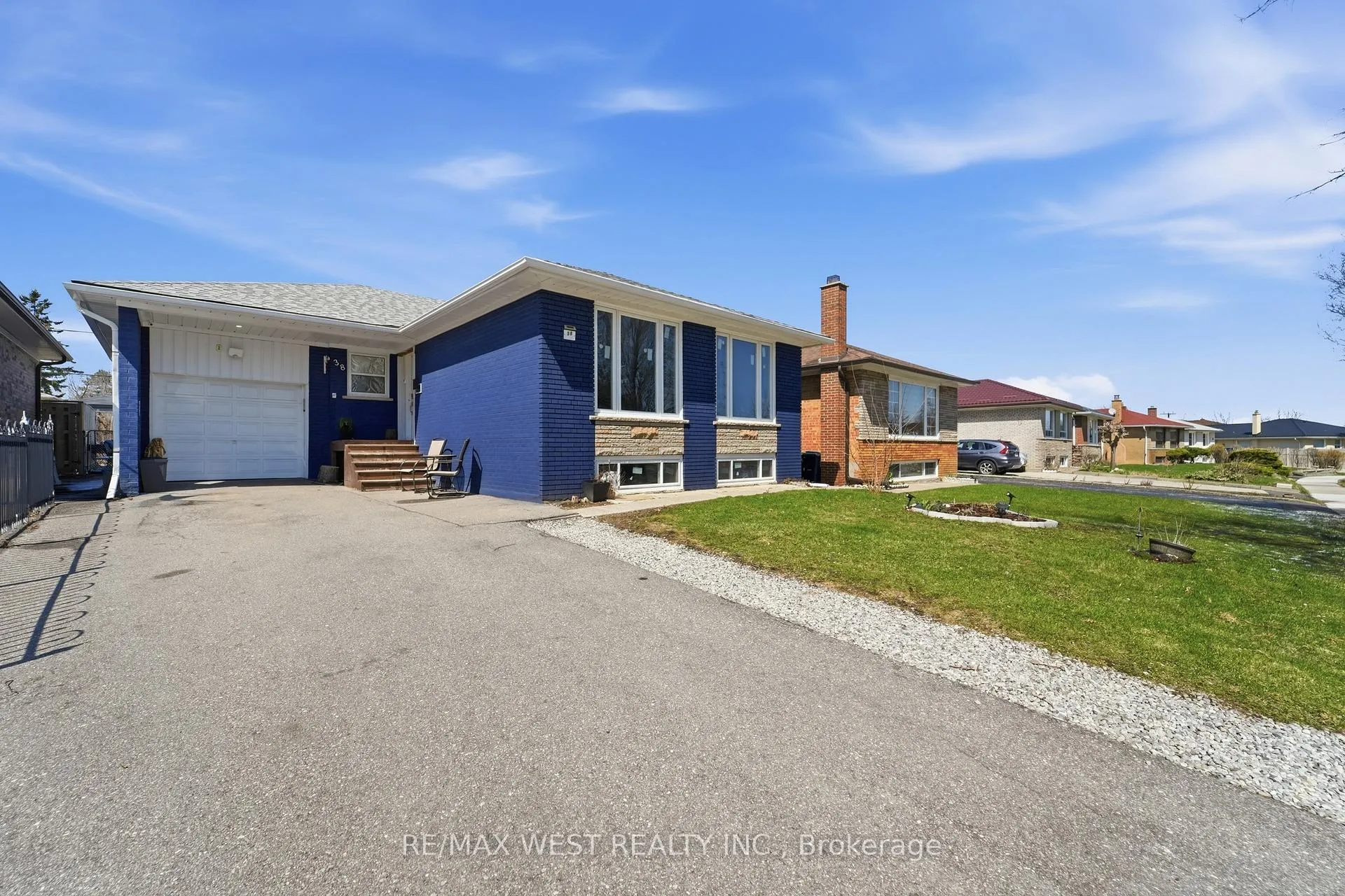 Photo 4 of 38 Bridesburg Drive, Etobicoke, Kingsview Village-The Westway — HOMEH